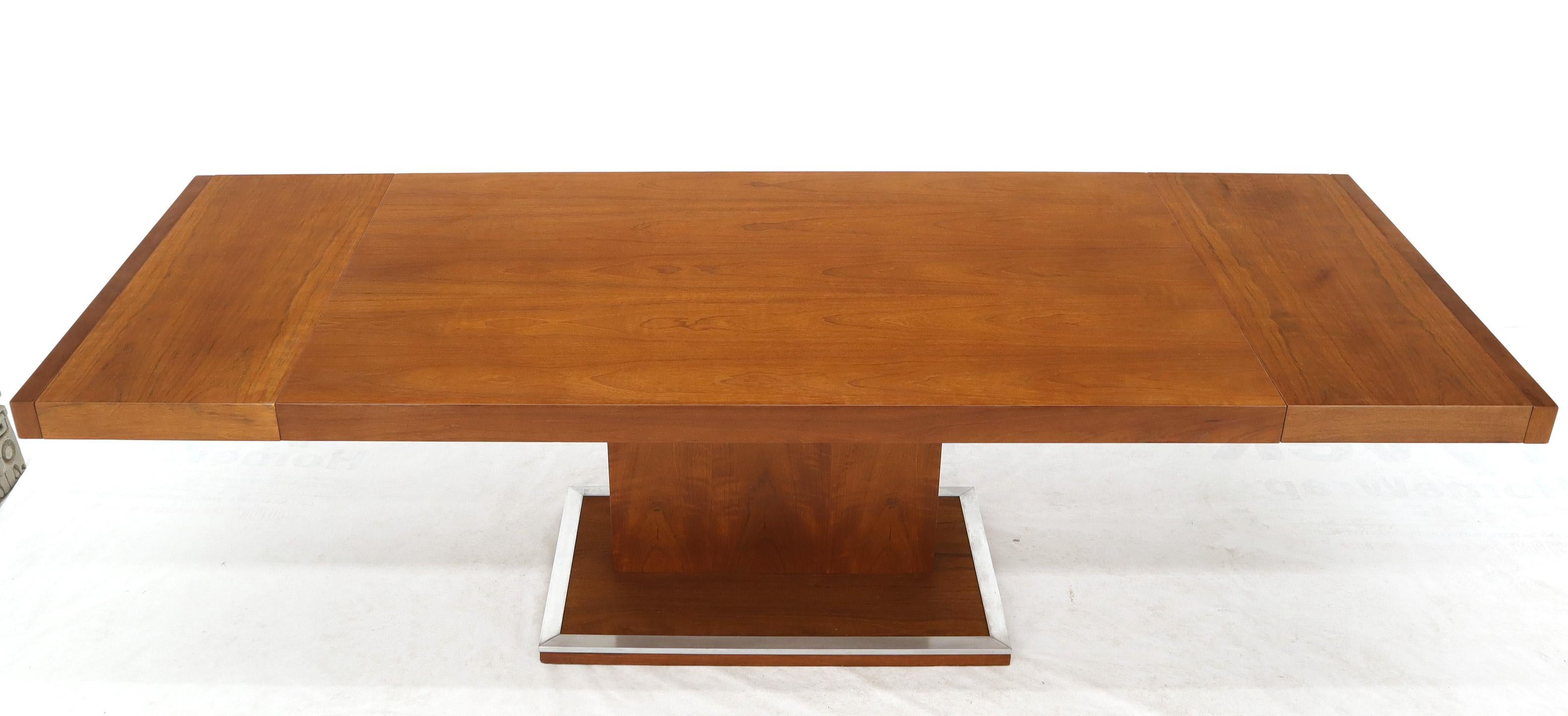 Walnut Single Pedestal Dinging Conference Table with Two Extension Boards In Excellent Condition For Sale In Rockaway, NJ