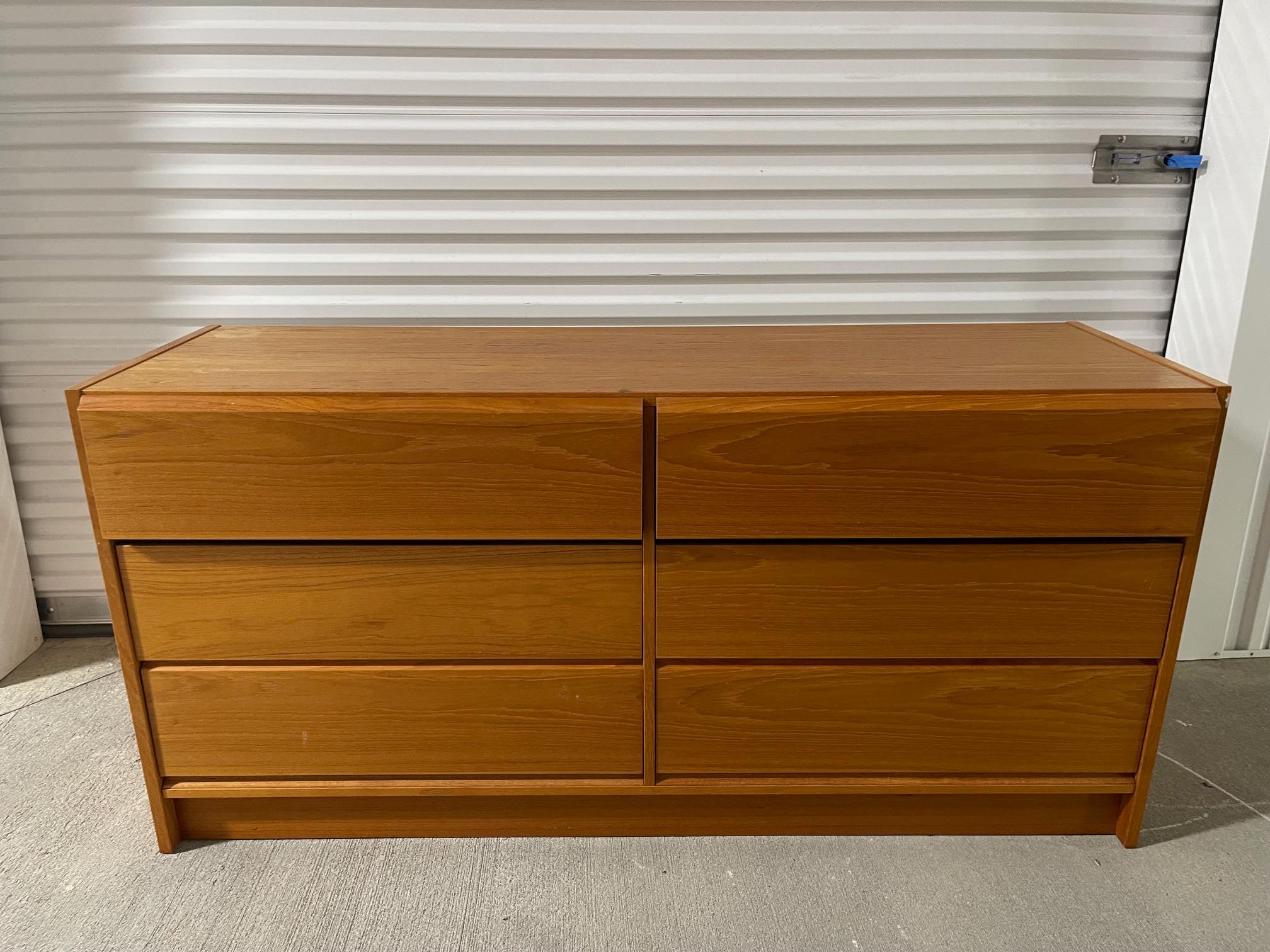 Americano Credenza o mobile a sei cassetti in noce nello stile di Bassett, XX secolo in vendita