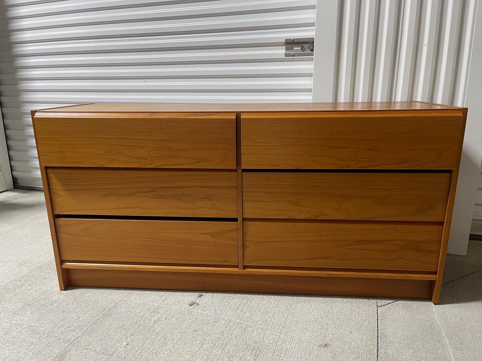 Americano Credenza o mobile a sei cassetti in noce nello stile di Bassett, XX secolo in vendita