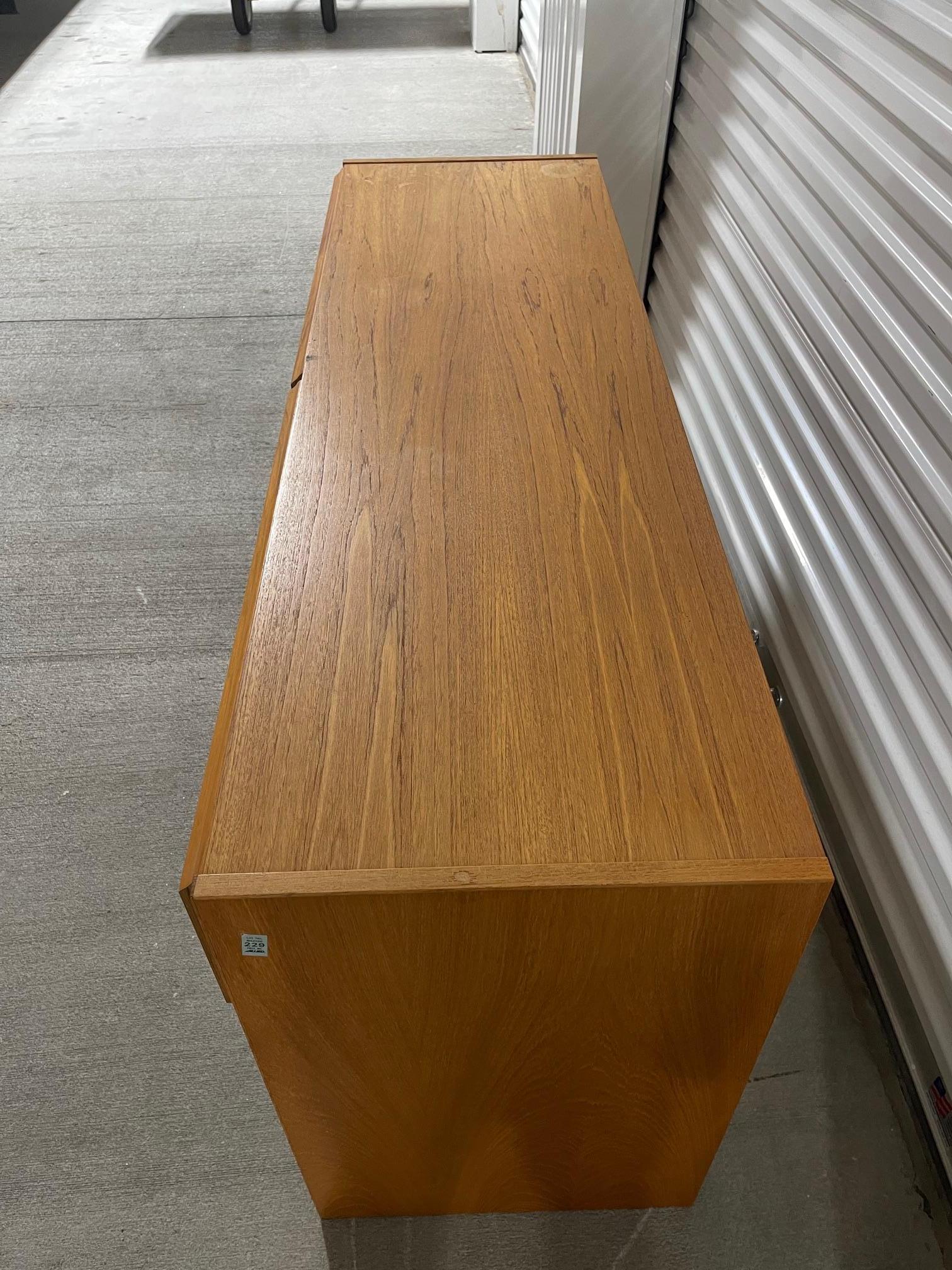 Credenza o mobile a sei cassetti in noce nello stile di Bassett, XX secolo In condizioni buone in vendita a Savannah, GA