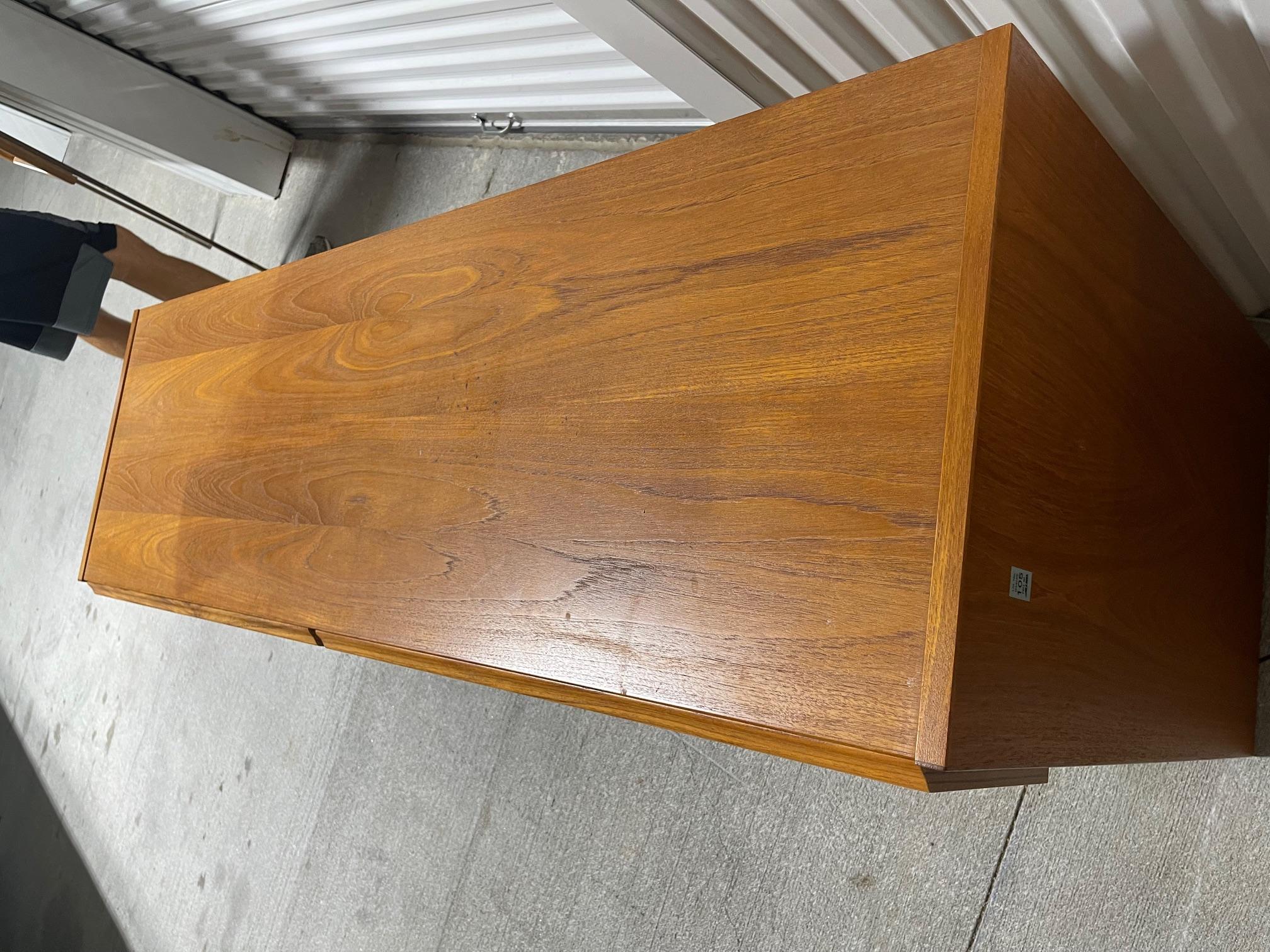 Credenza o mobile a sei cassetti in noce nello stile di Bassett, XX secolo In condizioni buone in vendita a Savannah, GA