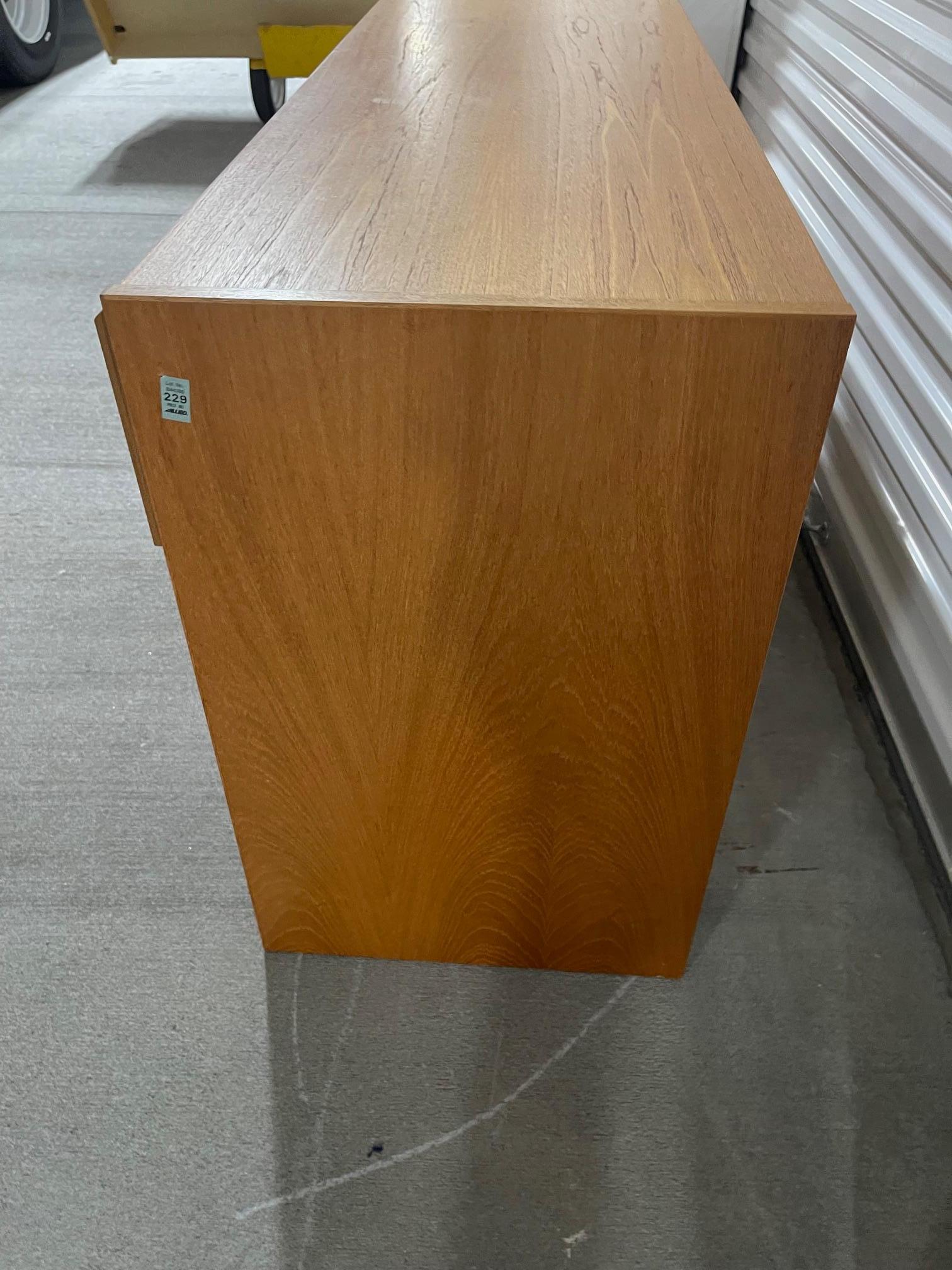 Noce Credenza o mobile a sei cassetti in noce nello stile di Bassett, XX secolo in vendita