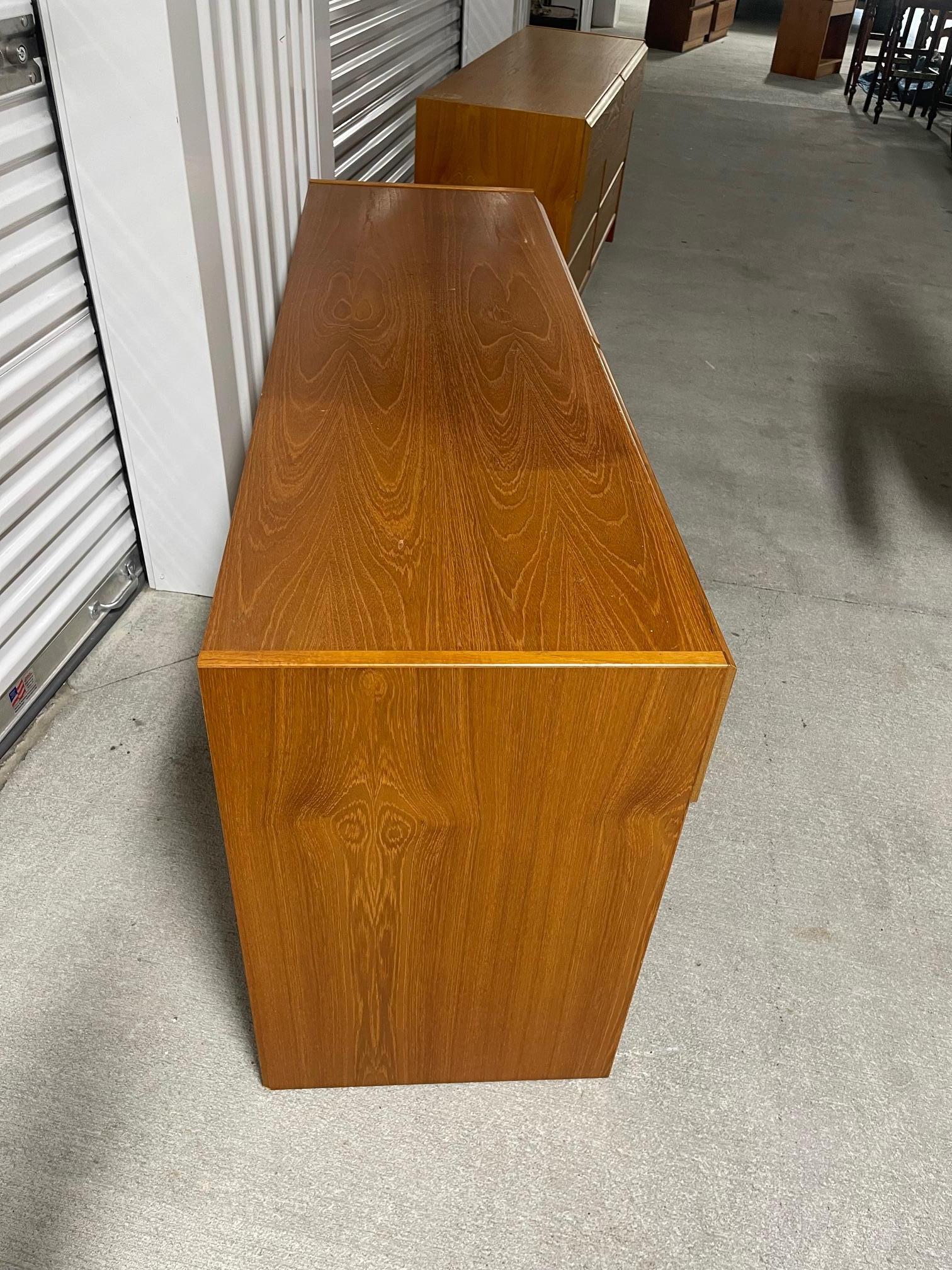 Noce Credenza o mobile a sei cassetti in noce nello stile di Bassett, XX secolo in vendita