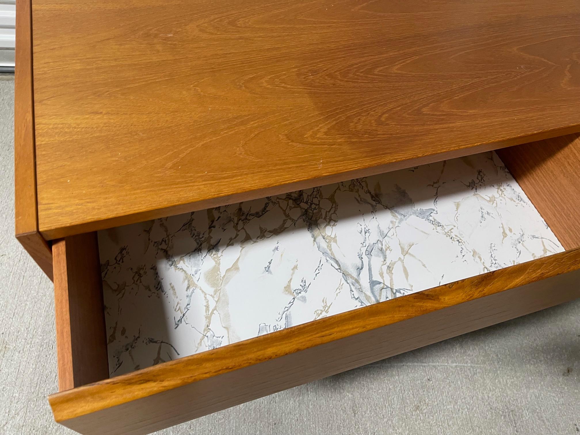 Credenza o mobile a sei cassetti in noce nello stile di Bassett, XX secolo in vendita 1