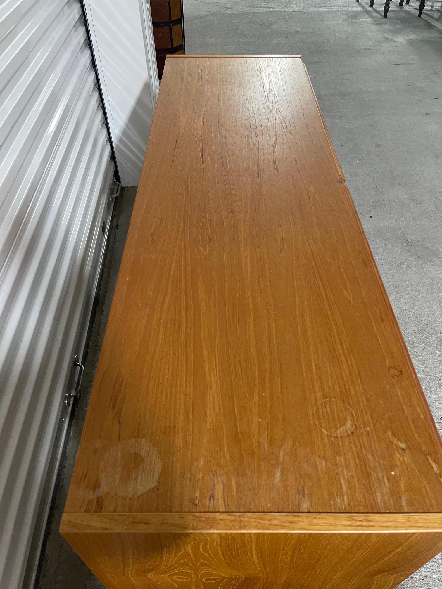 Credenza o mobile a sei cassetti in noce nello stile di Bassett, XX secolo in vendita 2