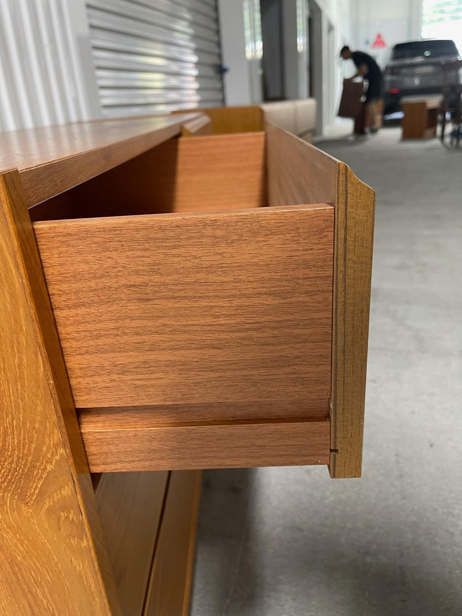 Credenza o mobile a sei cassetti in noce nello stile di Bassett, XX secolo in vendita 2