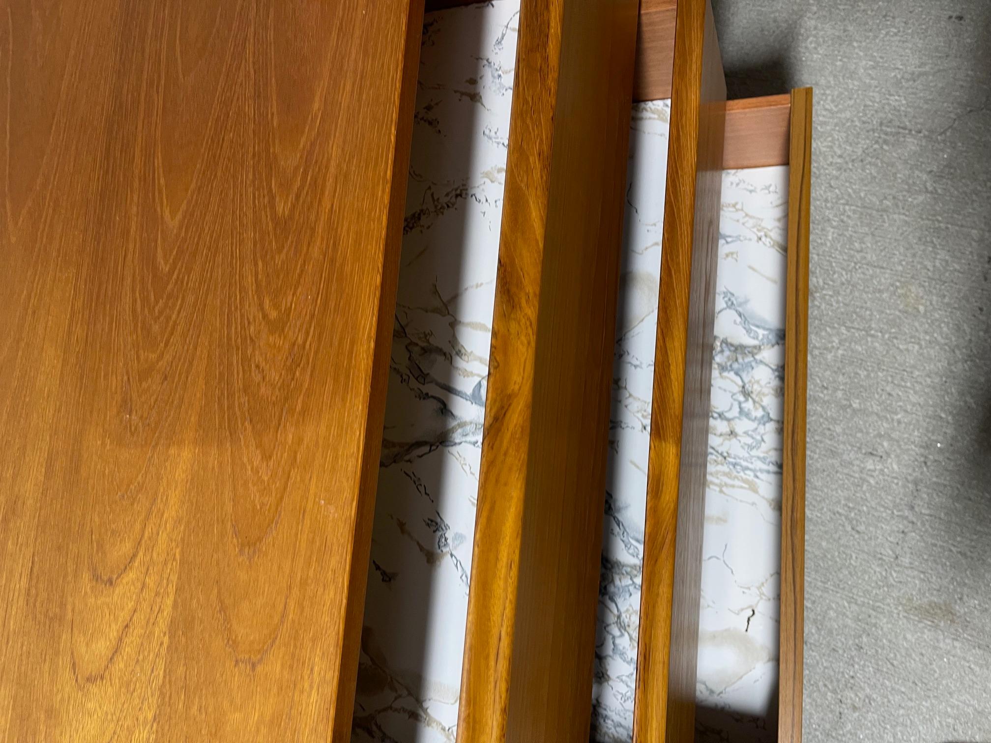 Credenza o mobile a sei cassetti in noce nello stile di Bassett, XX secolo in vendita 3