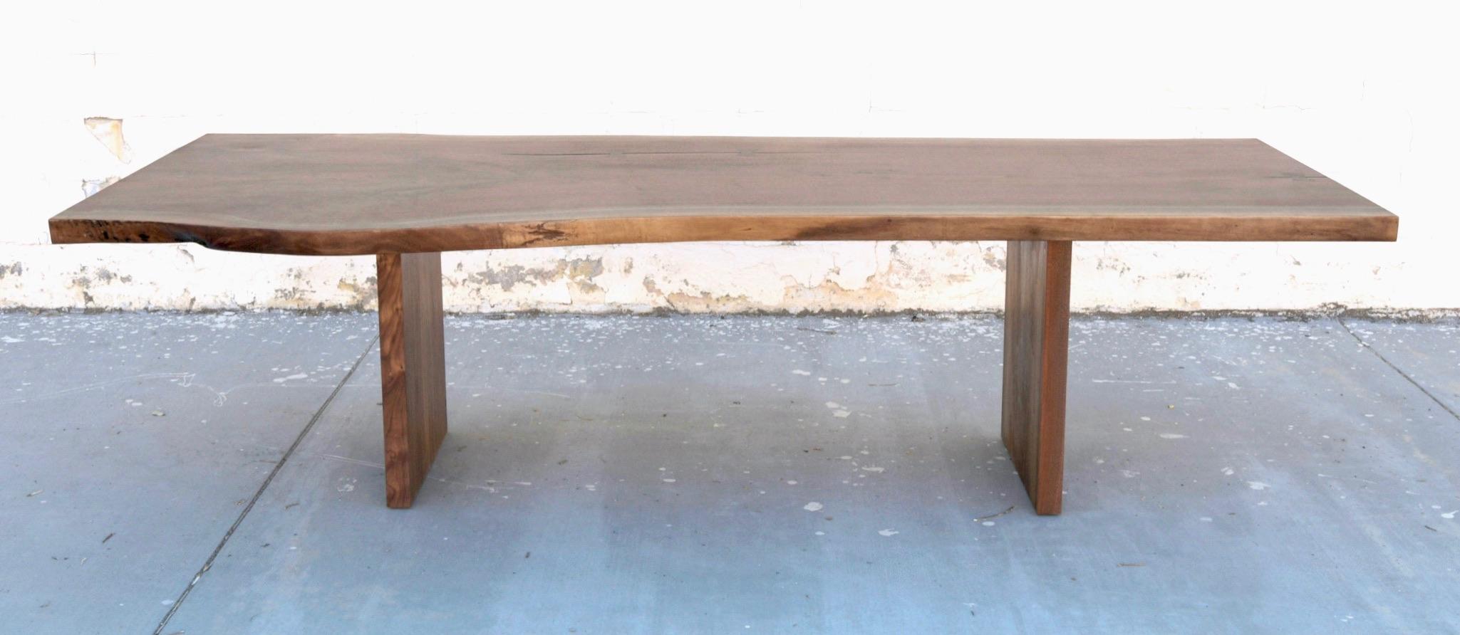American Craftsman Table de salle à manger à bord vif en dalle de noyer, fabriquée sur mesure par Petersen Antiques en vente