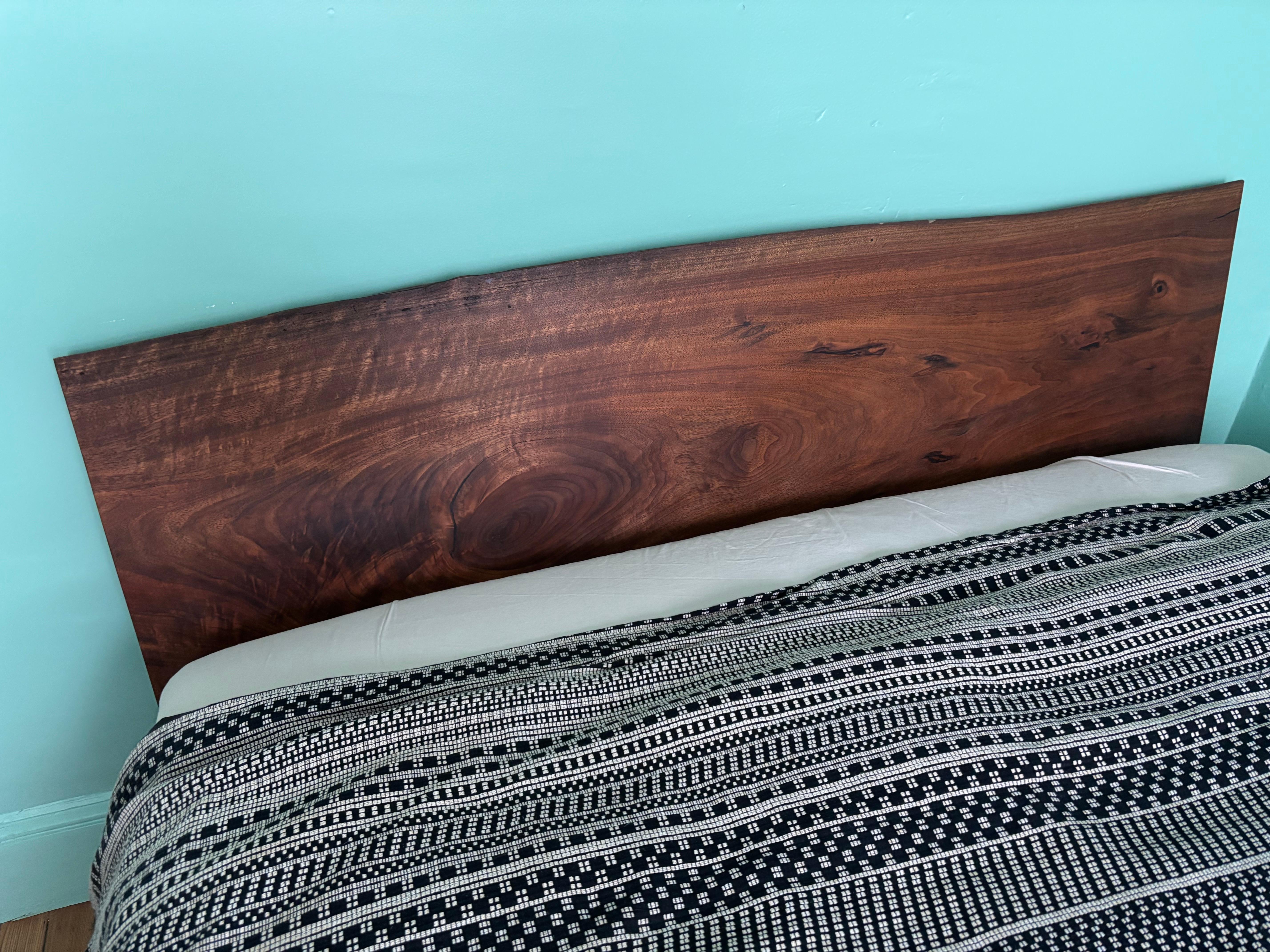 Tête de lit Queen Size en noyer à forme libre et cadre en noyer massif fabriqués par le fabricant de meubles de Philadelphie Anthony Angelicola.  Une belle dalle de noyer simple met en valeur n'importe quelle chambre à coucher !  Construction en