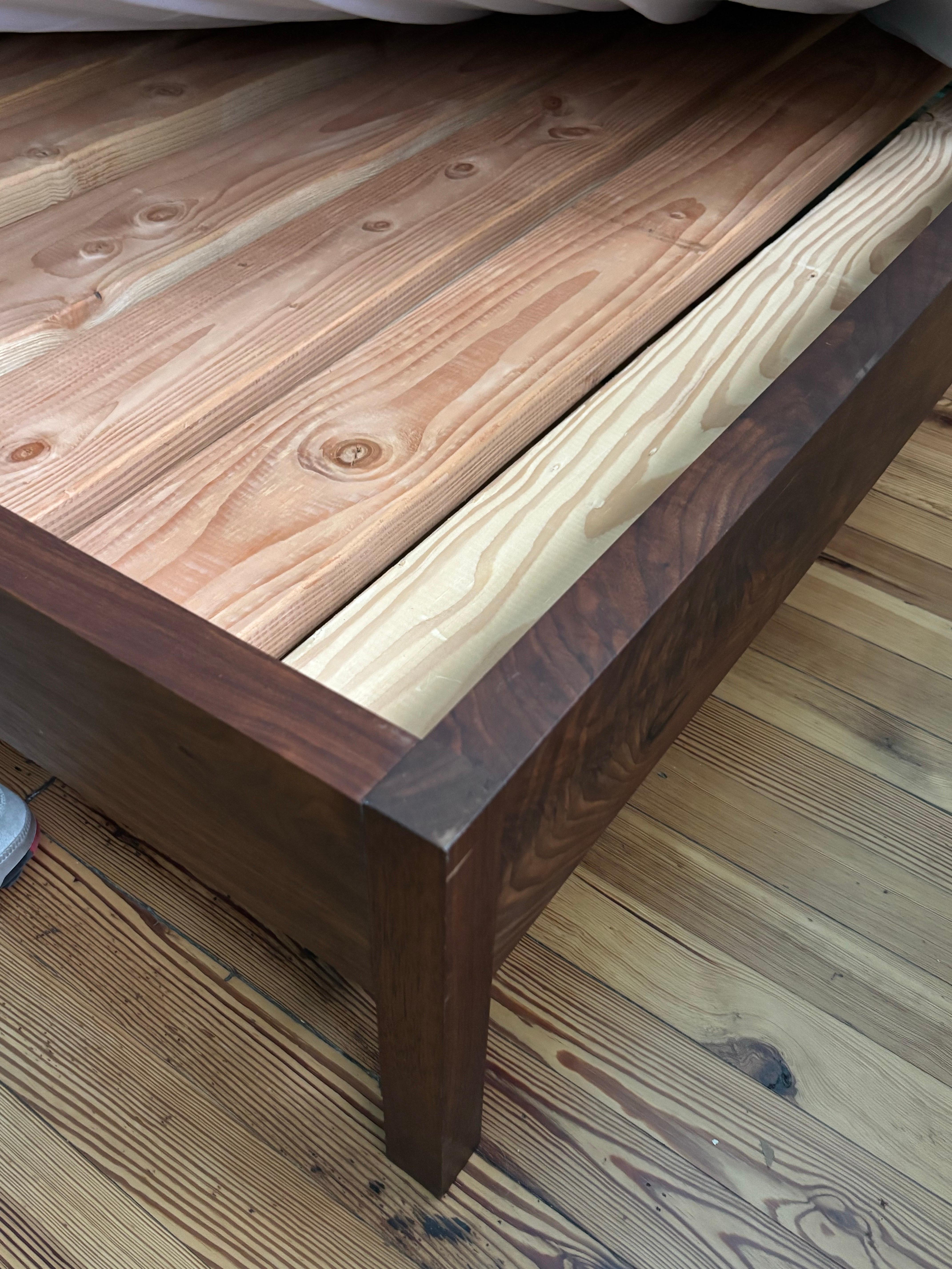 Américain Lit Queen Size en noyer en vente