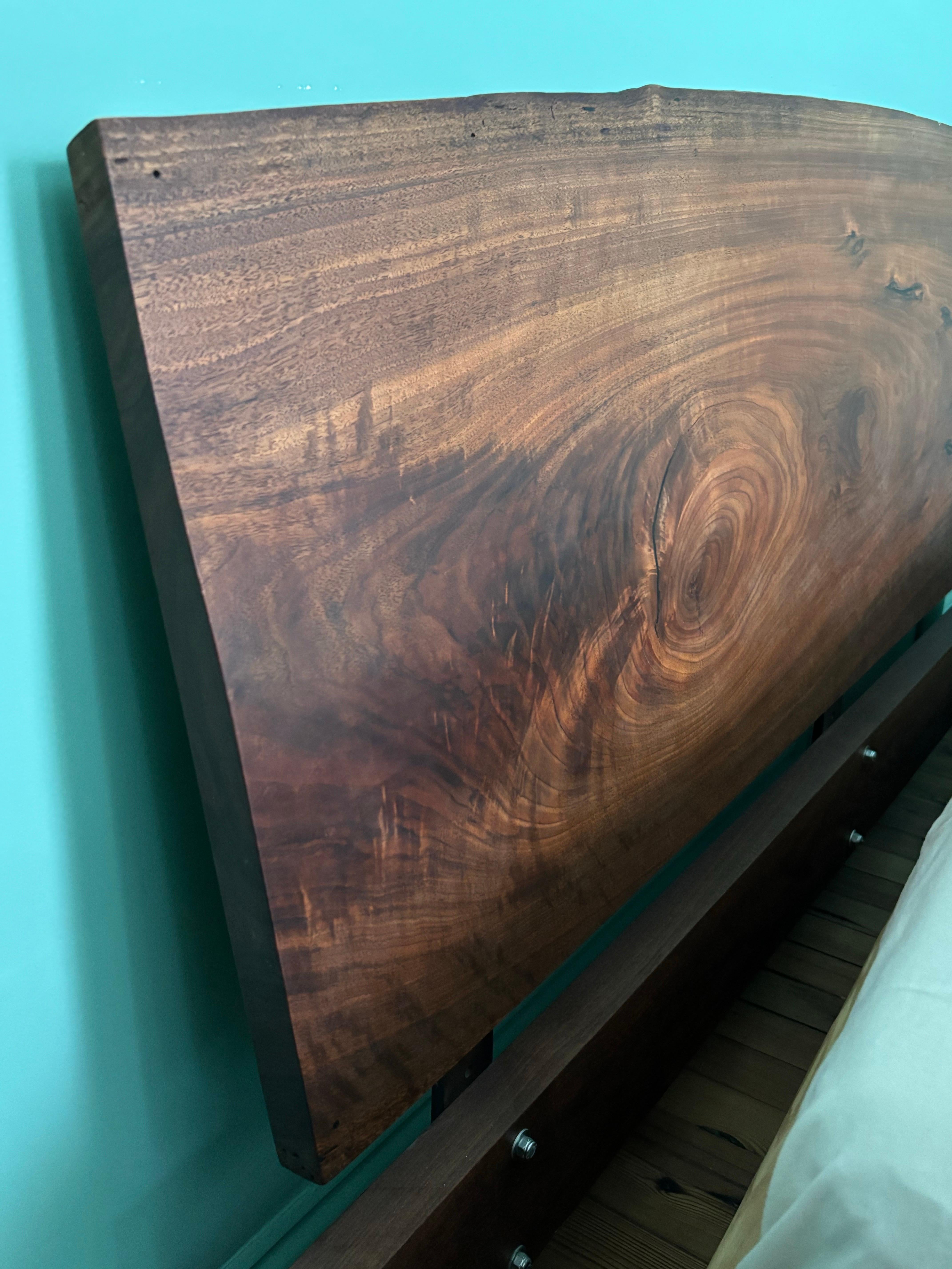 Fait main Lit Queen Size en noyer en vente