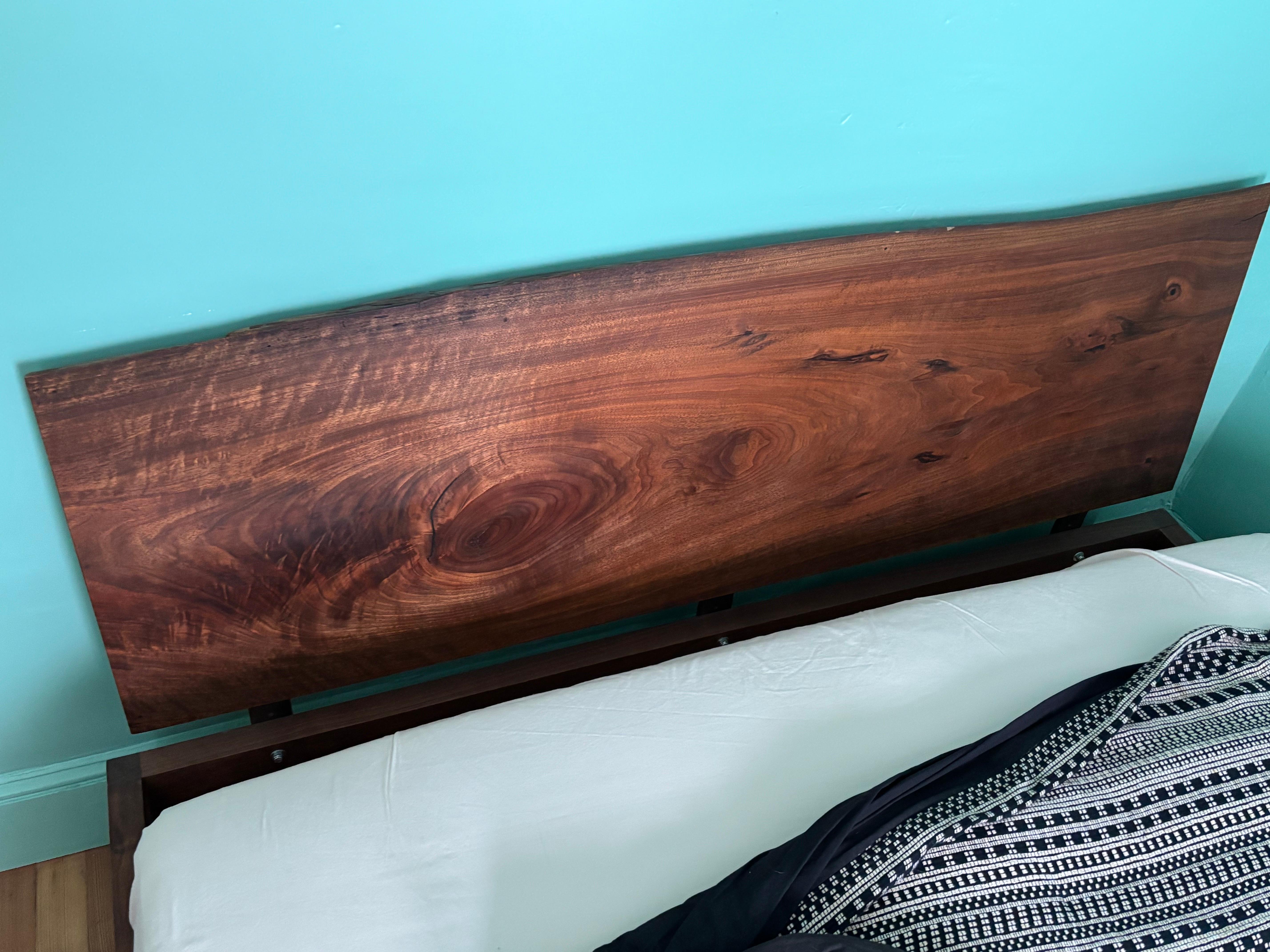 Lit Queen Size en noyer Bon état - En vente à Philadelphia, PA