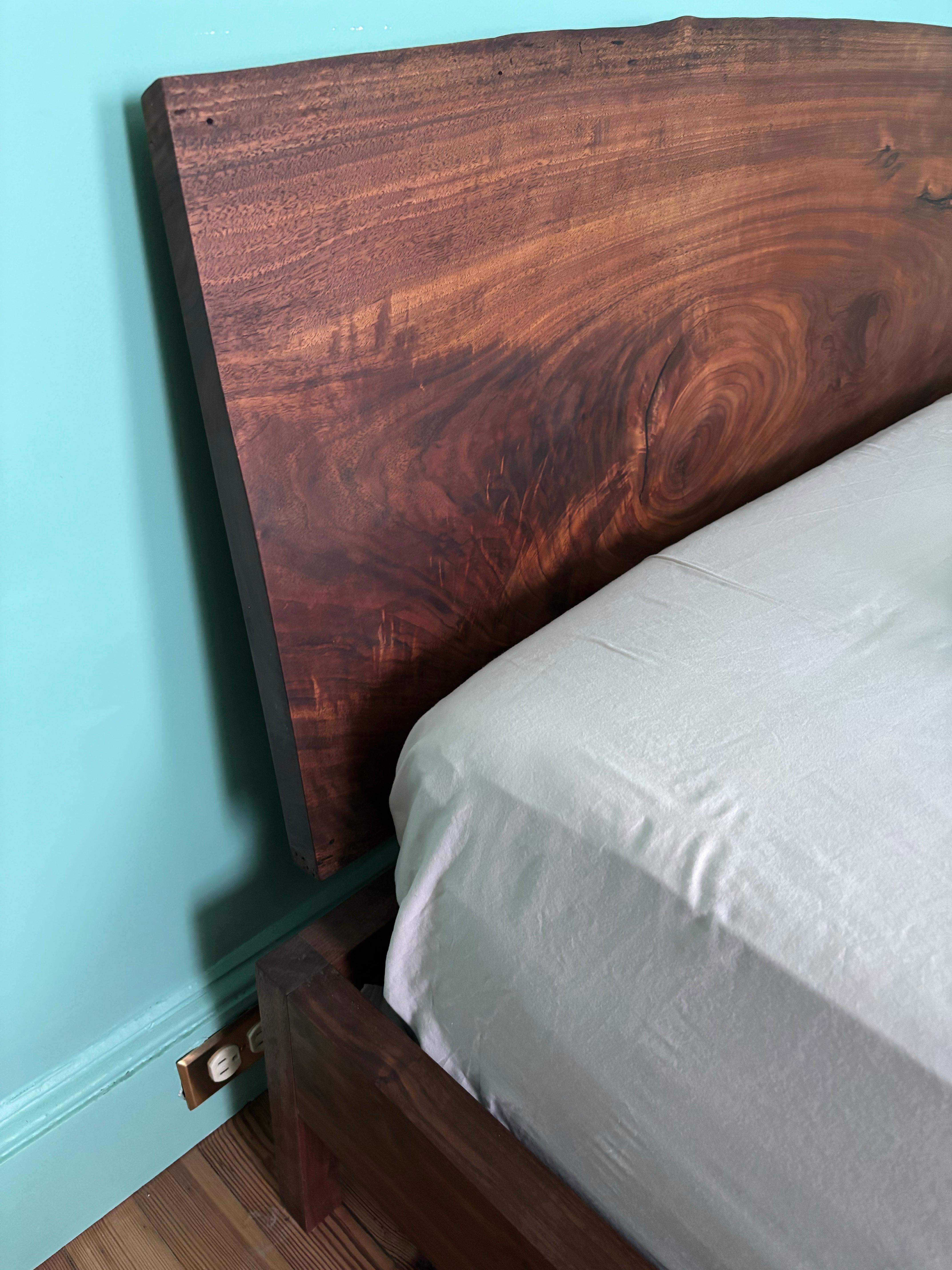 XXIe siècle et contemporain Lit Queen Size en noyer en vente