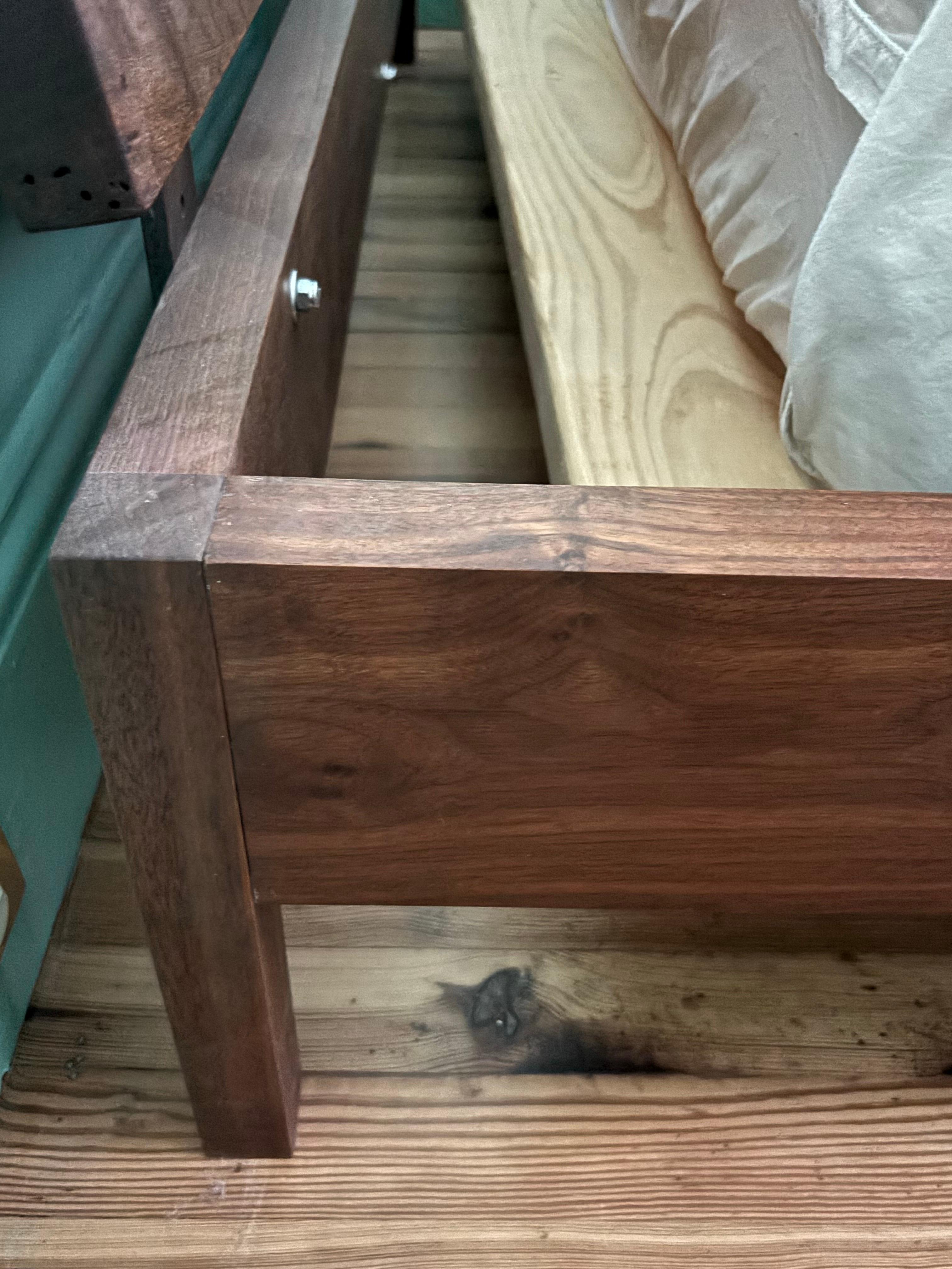 Noyer Lit Queen Size en noyer en vente