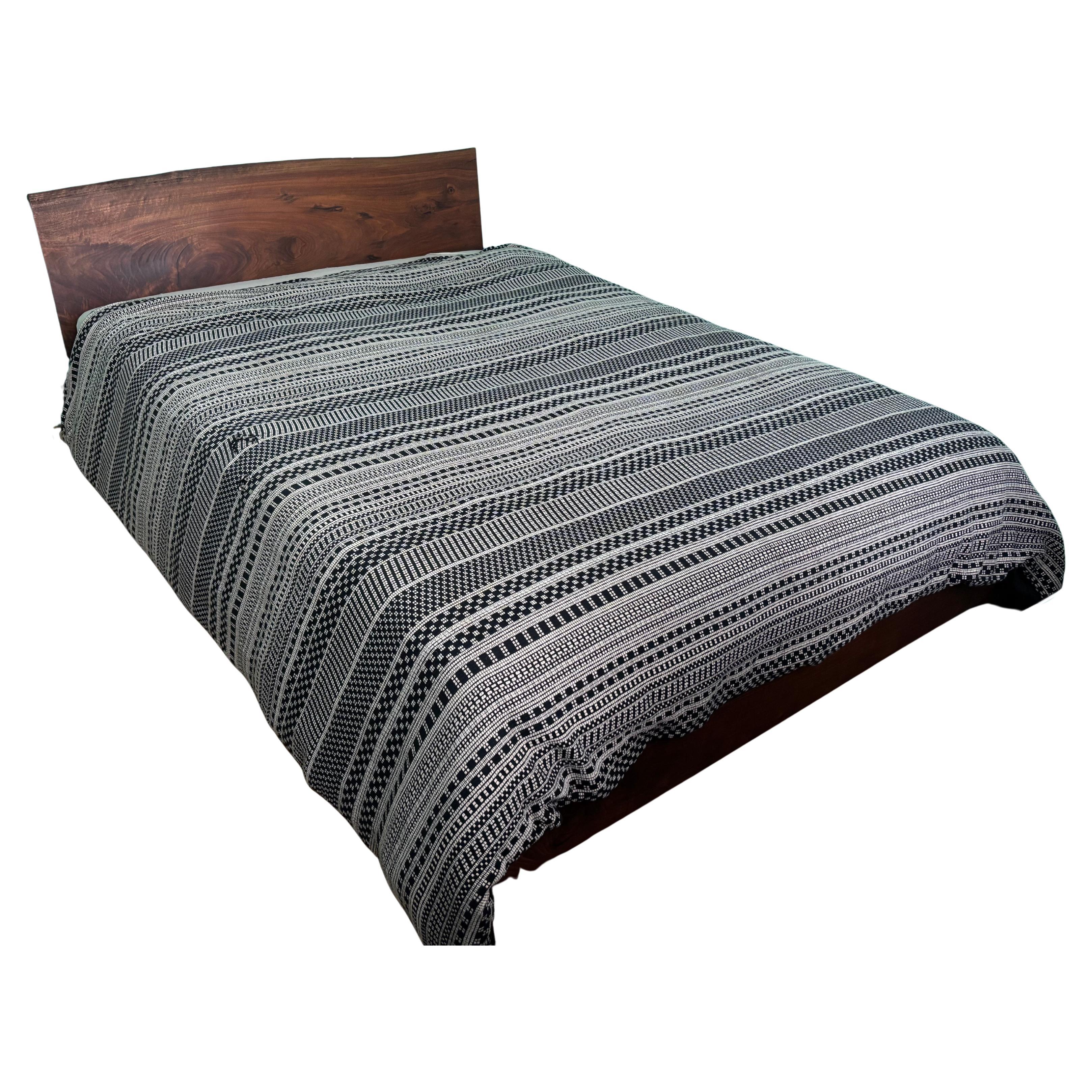Lit Queen Size en noyer en vente