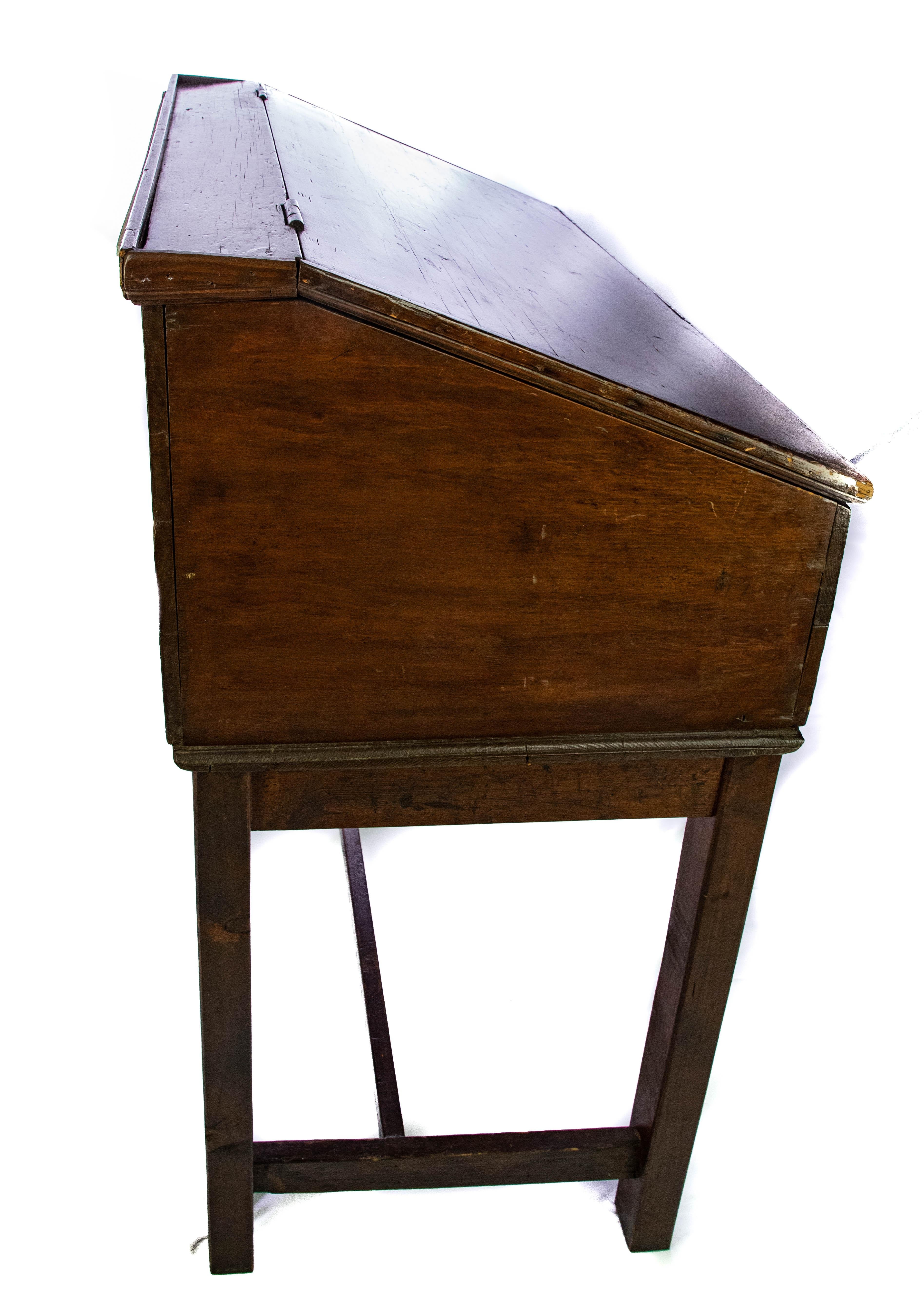 Walnut Slant Top Desk, 19th Century For Sale 1