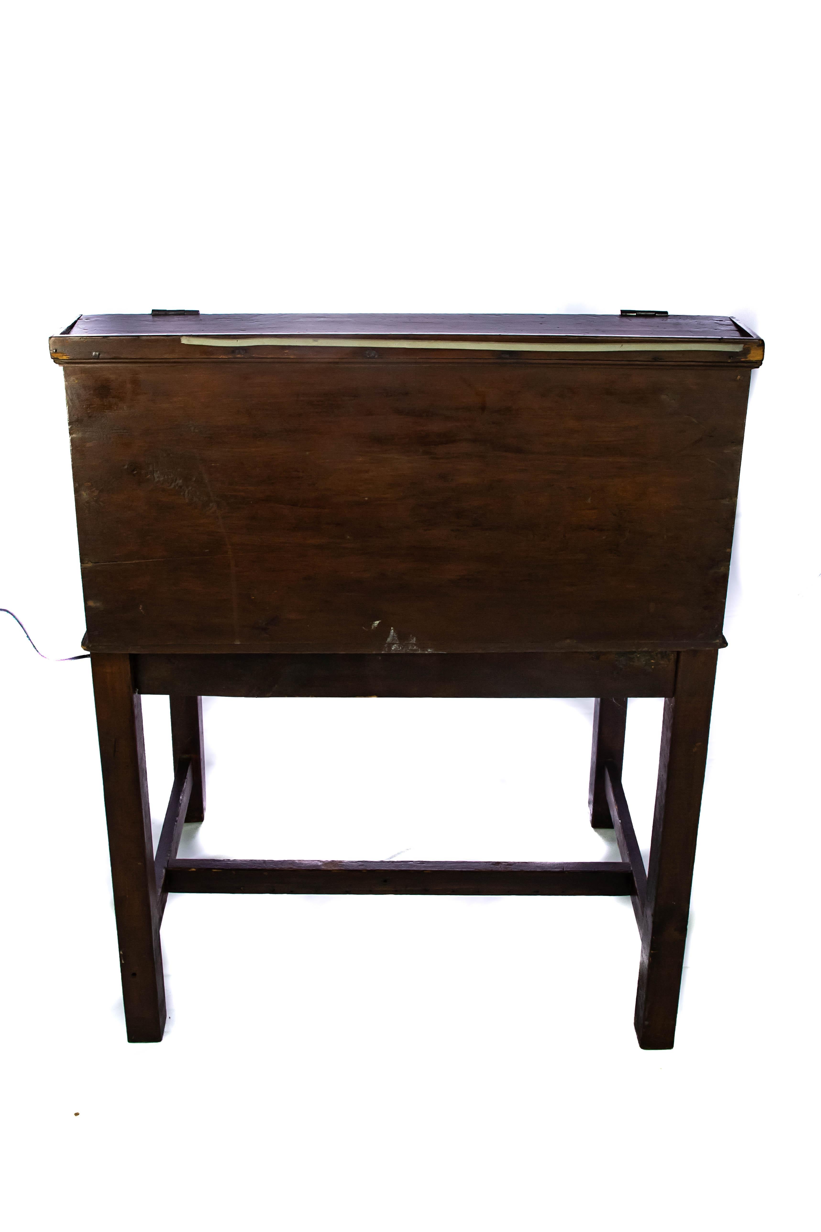 Walnut Slant Top Desk, 19th Century In Fair Condition For Sale In Cookeville, TN