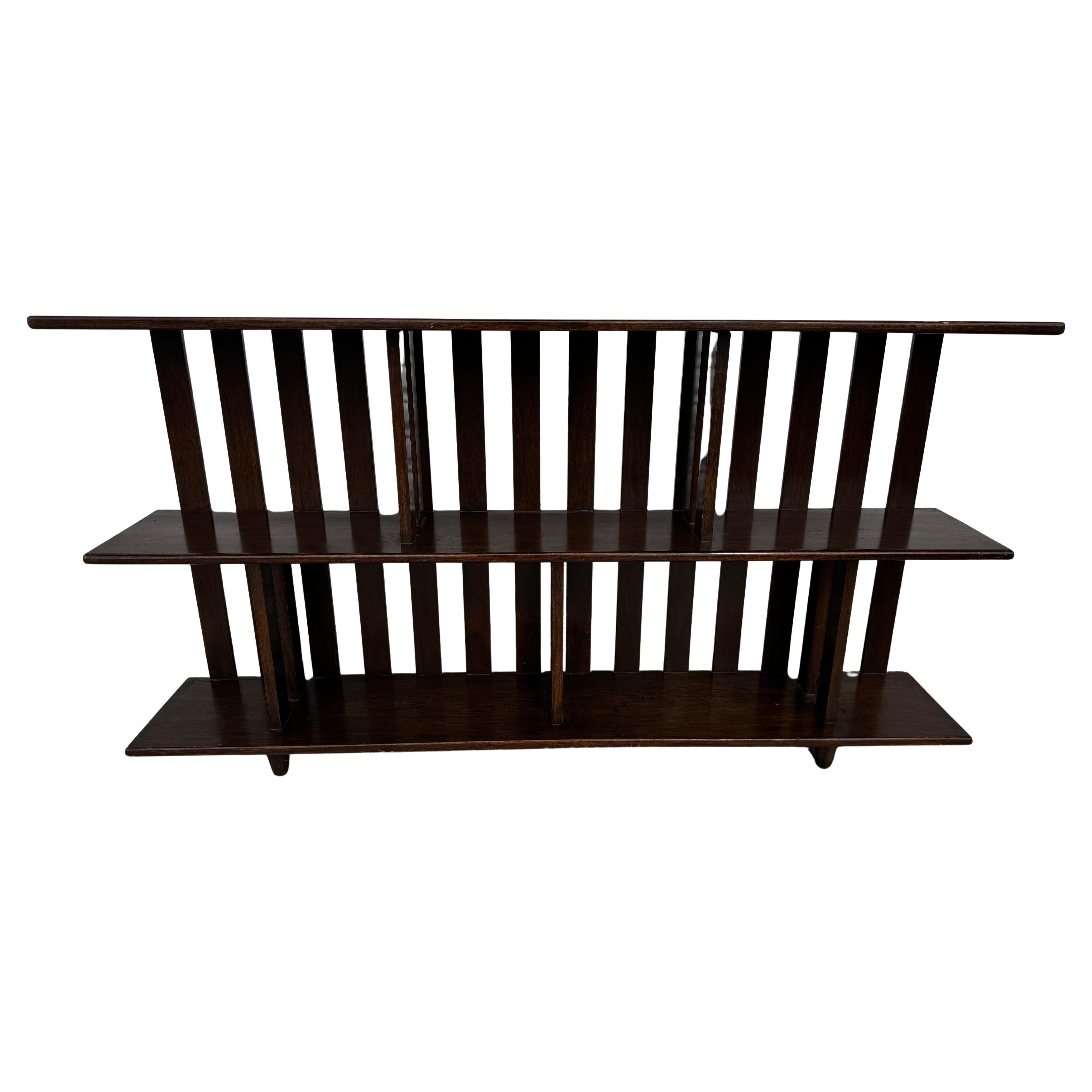 Walnuss Lattenrost 3-stöckiges niedriges Bücherregal (2 verfügbar) im Angebot