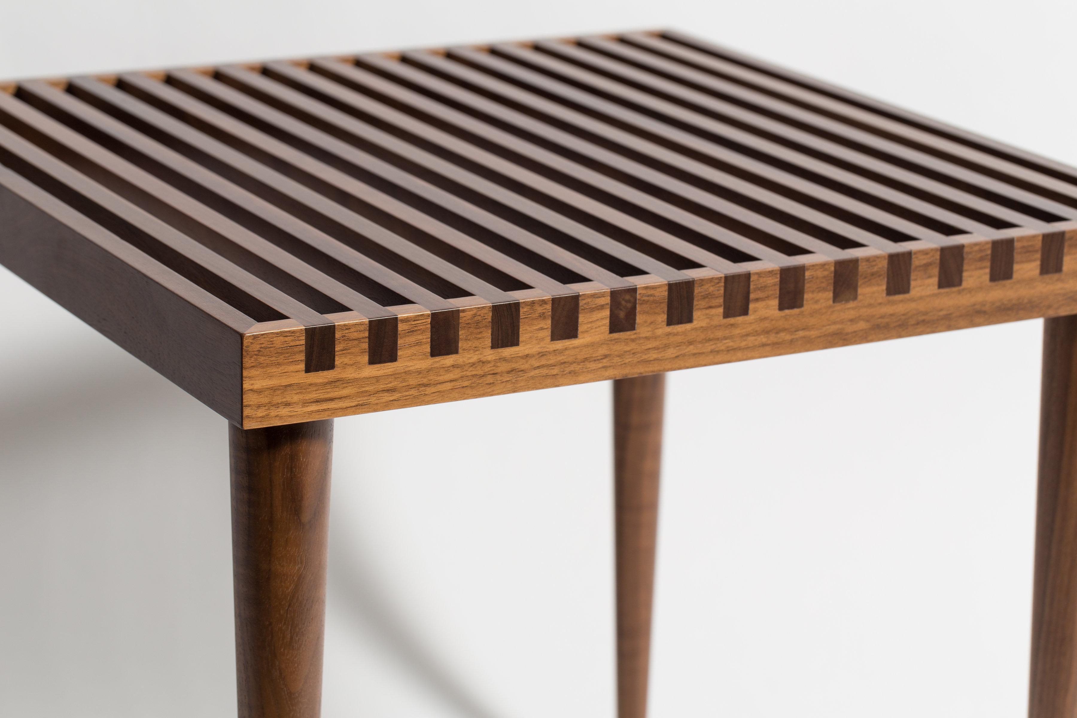 Conçues à l'origine par Mel Smilow en 1956 et officiellement réintroduites par sa fille Judy Smilow en 2016, les tables empilables à lattes en un ensemble de trois sont un excellent exemple de meubles en bois fabriqués à la main. Les pieds fuselés