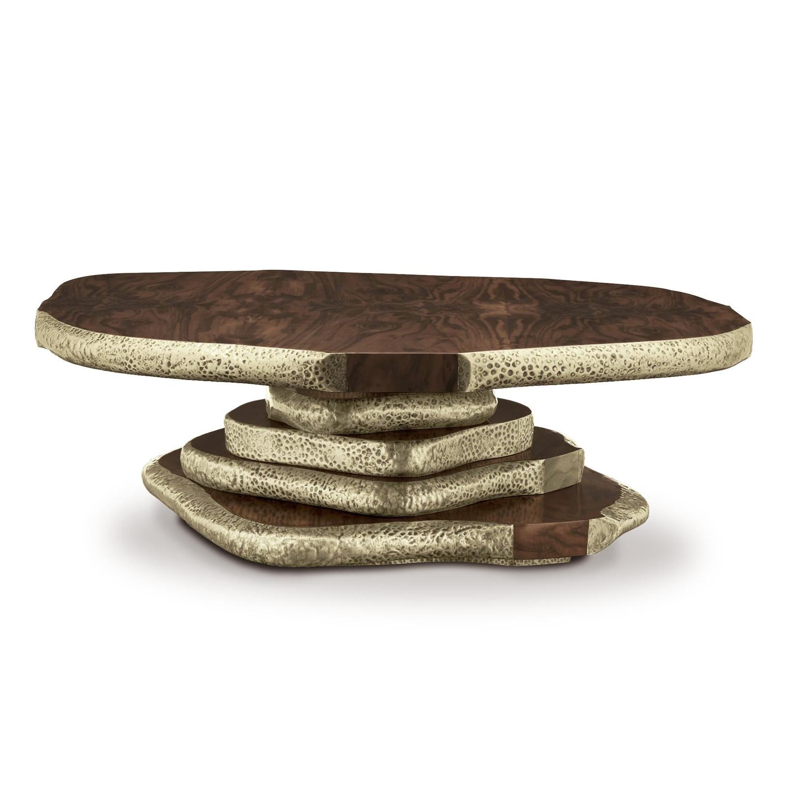 Coffee table walnut slices brassed made with
palisander veneer and walnut wood veneer.
With solid hand-hammered brass in glossy finish.
Also available in side table walnut slices brasses.