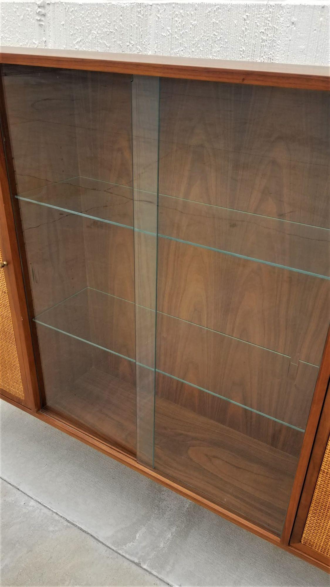 Walnut Sliding Glass Door Curio Display by Martinsville In Excellent Condition For Sale In Van Nuys, CA