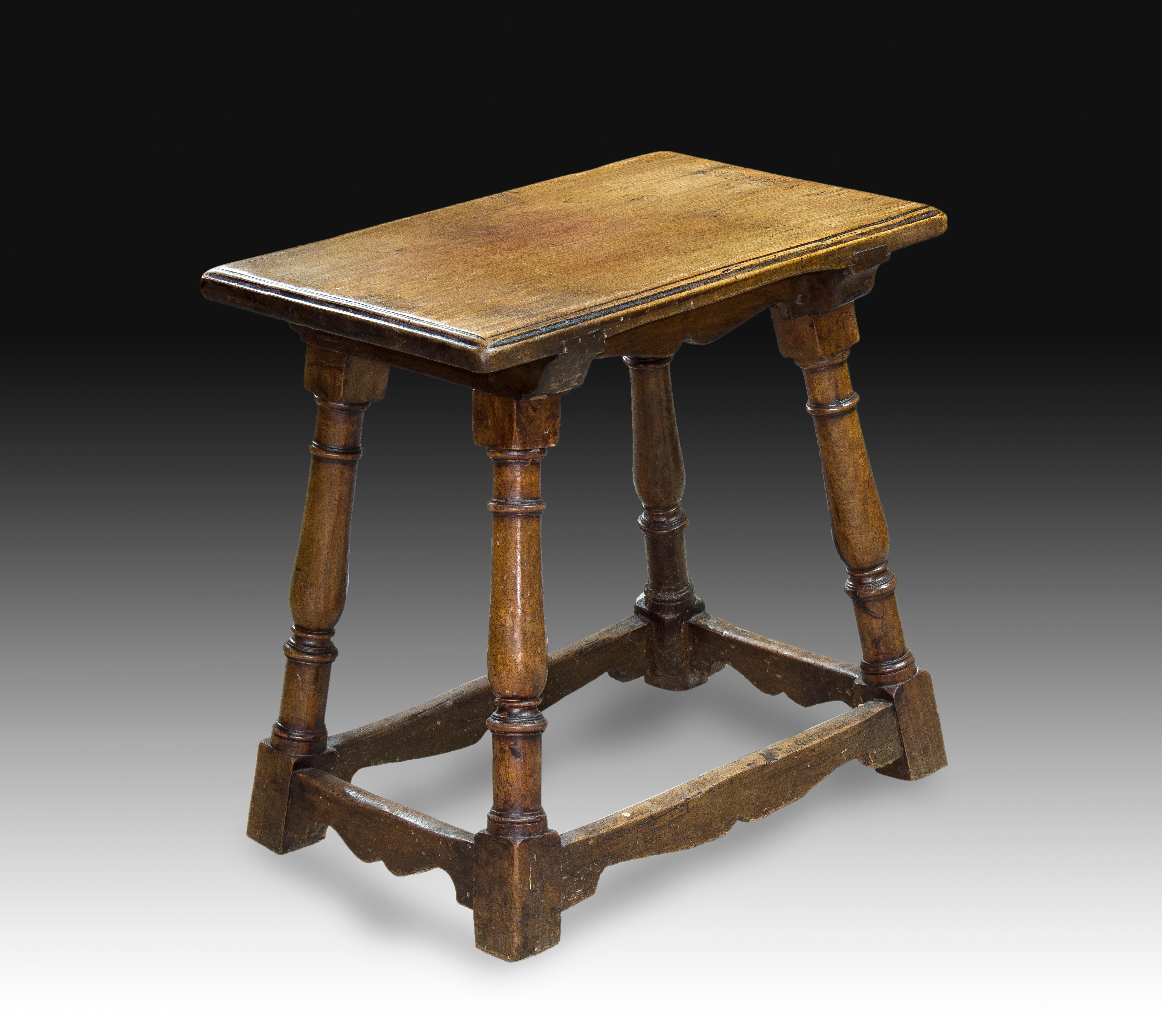 Walnut Small Bench or Stool, Spain, 18th Century In Fair Condition For Sale In Madrid, ES