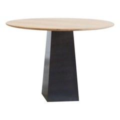 Mesa de comedor Brockton pequeña de nogal by Hollis & Morris