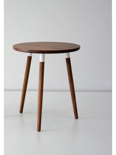 Petite table d'appoint Crescenttown en noyer par Hollis & Morris