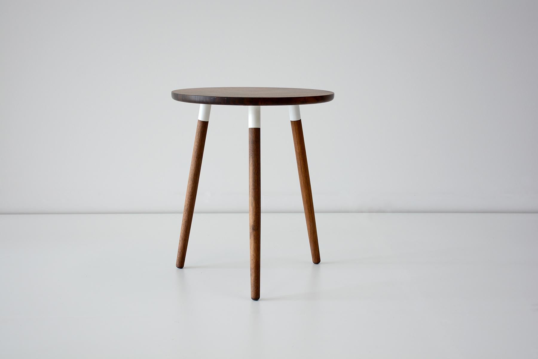 Moderne Petite table d'appoint Crescenttown en noyer par Hollis & Morris en vente