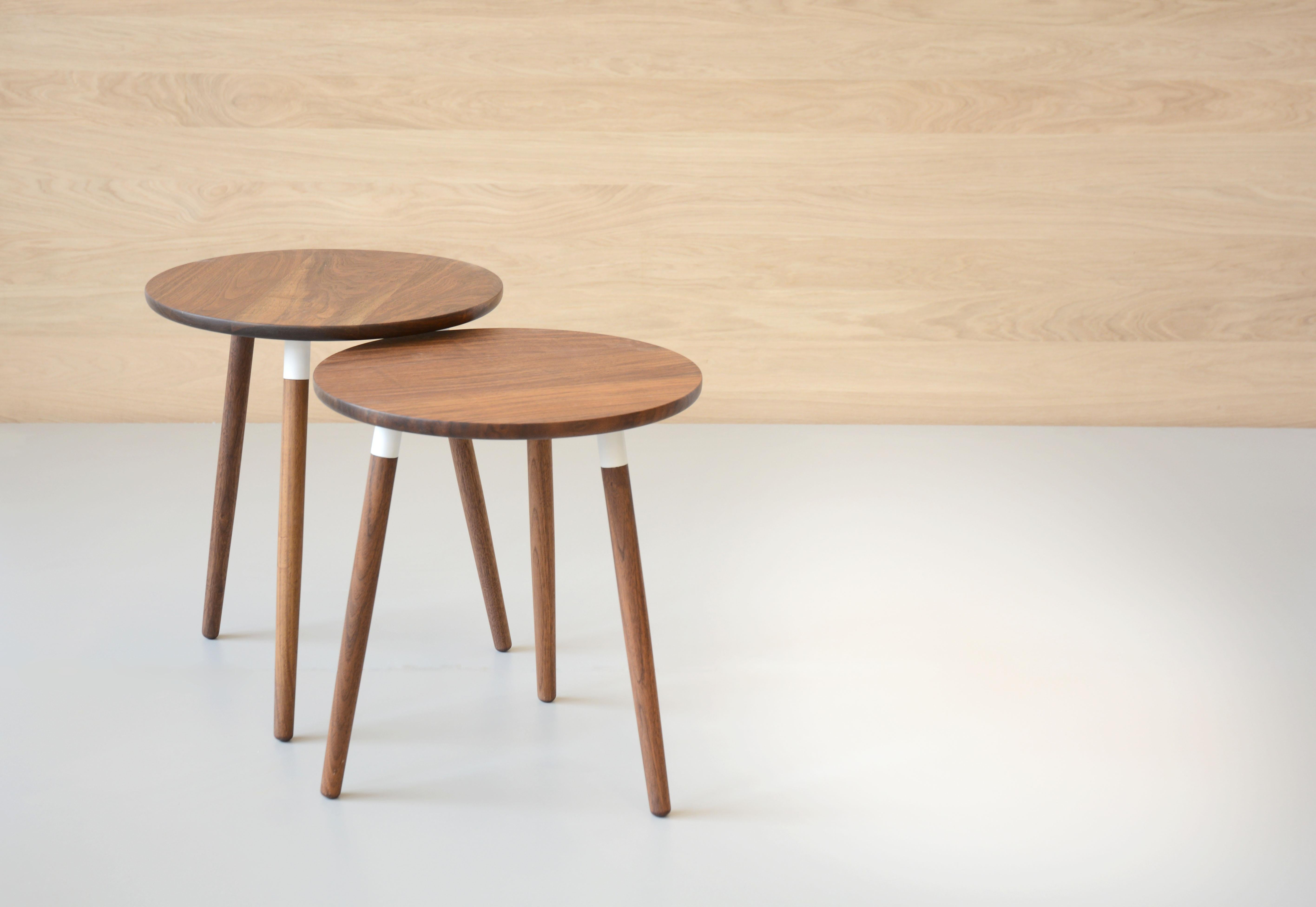 Canadien Petite table d'appoint Crescenttown en noyer par Hollis & Morris en vente