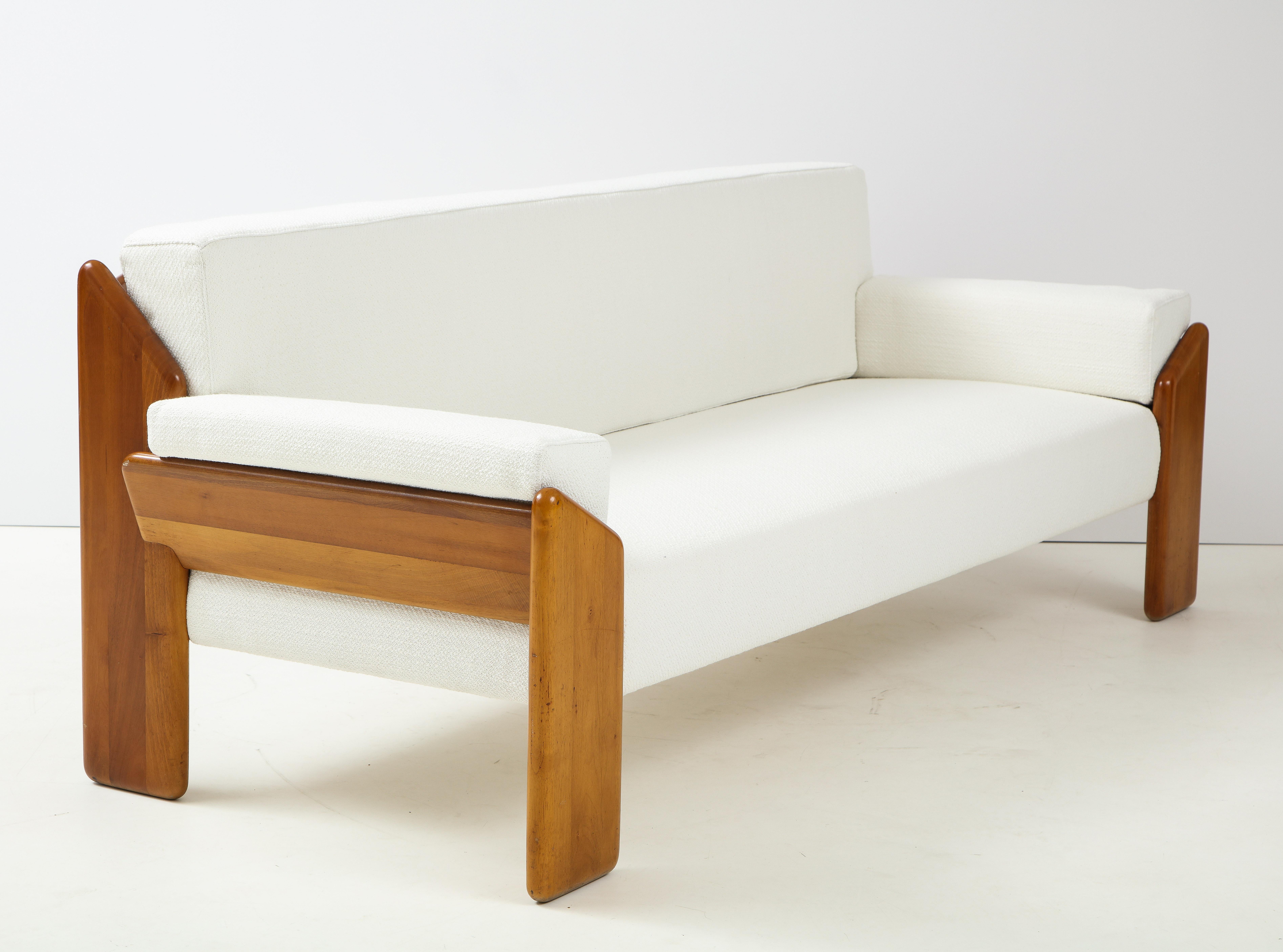 Walnut Sofa by Sapporo for Mobil Girgi, Italy, 1970's In Good Condition In New York, NY