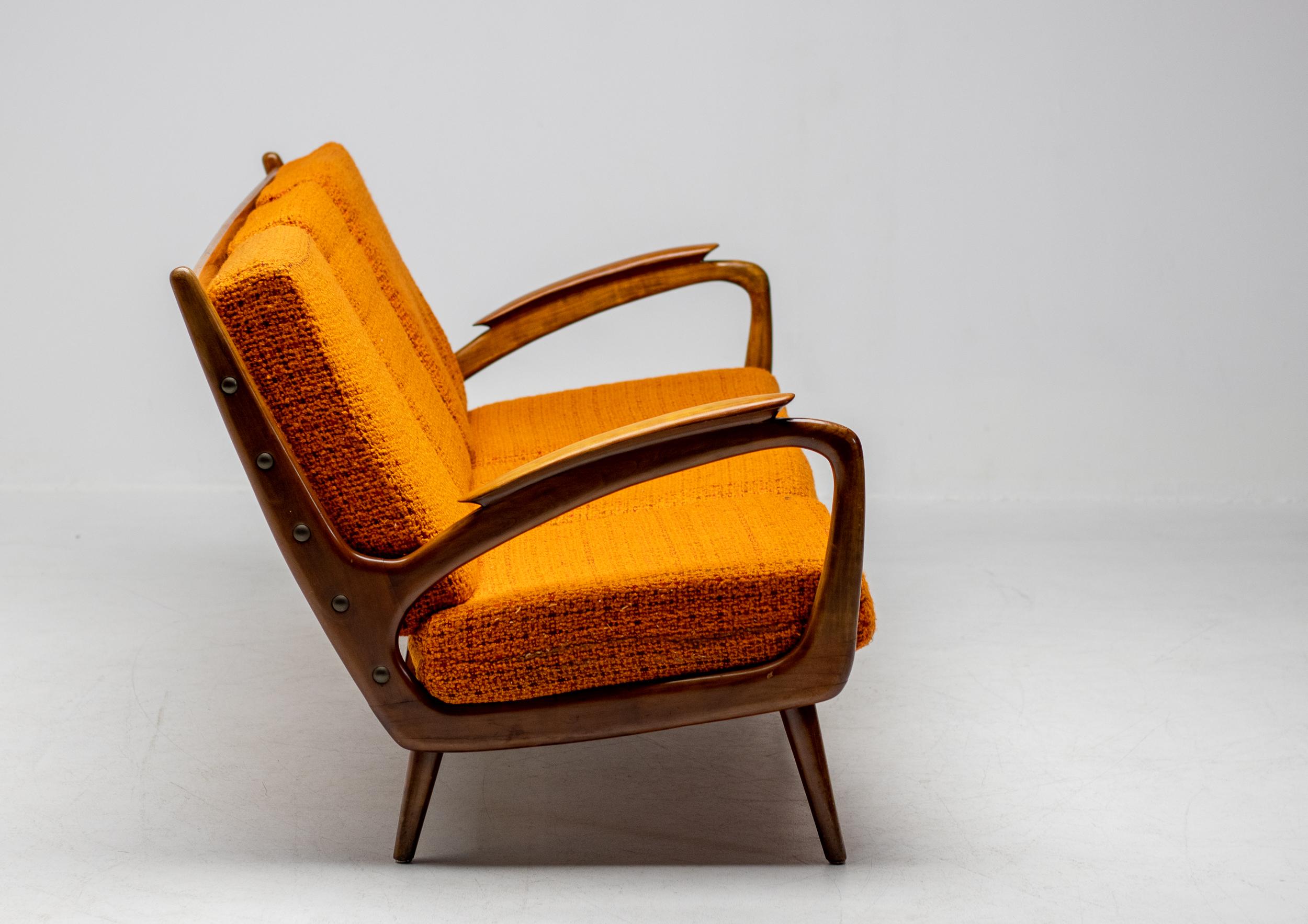 Metà XX secolo Divano in noce di Sprij Meubelen, Vlaardingen, Paesi Bassi, 1950 in vendita