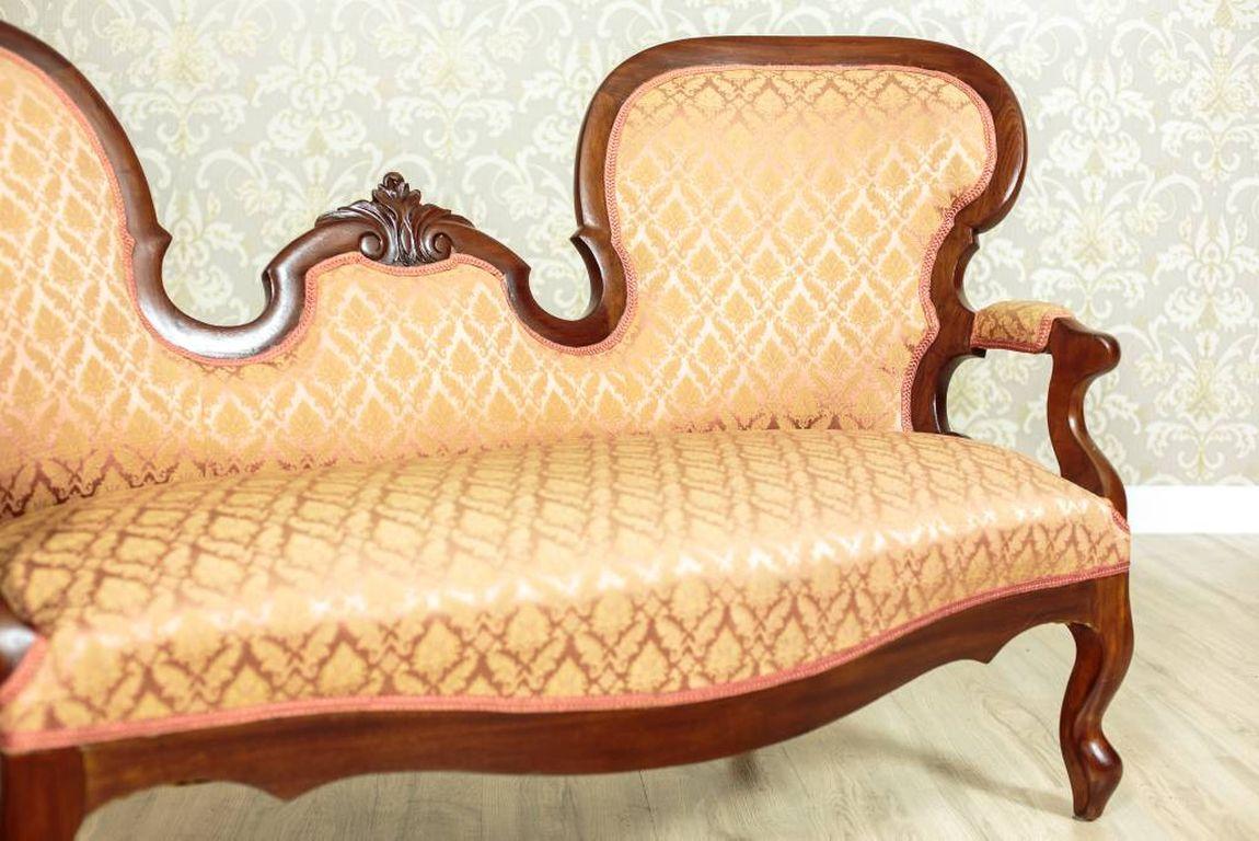 Walnut Sofa, circa 1880 For Sale 1