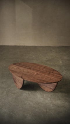 Mesa de centro de madera maciza de nogal, serie «Fishes 1», de Joel Escalona