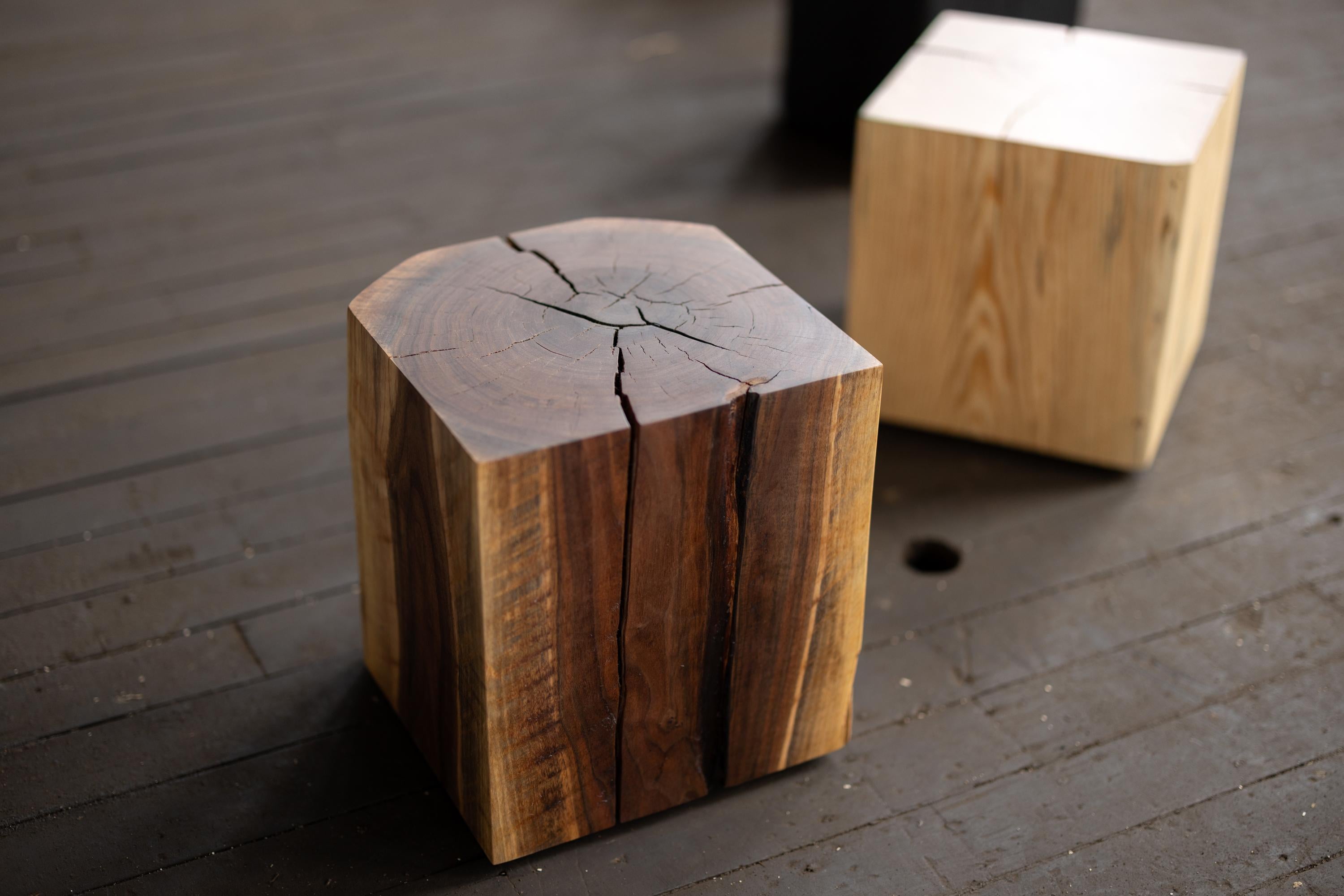Preziosa e versatile, questa versione del Tavolo Hyo è realizzata a mano in noce massiccio. La bellezza unica del noce urbano come volume solido fa la sua figura, oltre a offrire venature uniche e colori stupefacenti da ammirare per ore.

Diciamo