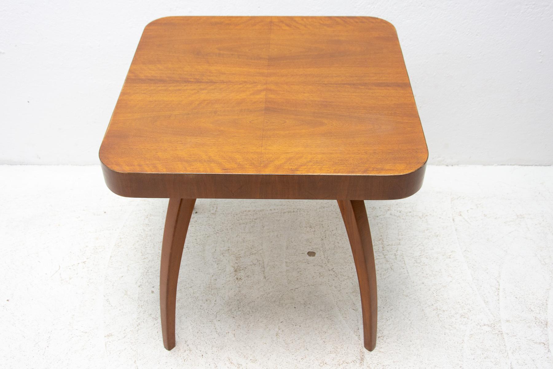 Walnut Spider Table H-259 by Jindrich Halabala, 1950s, Czechoslovakia For Sale 4