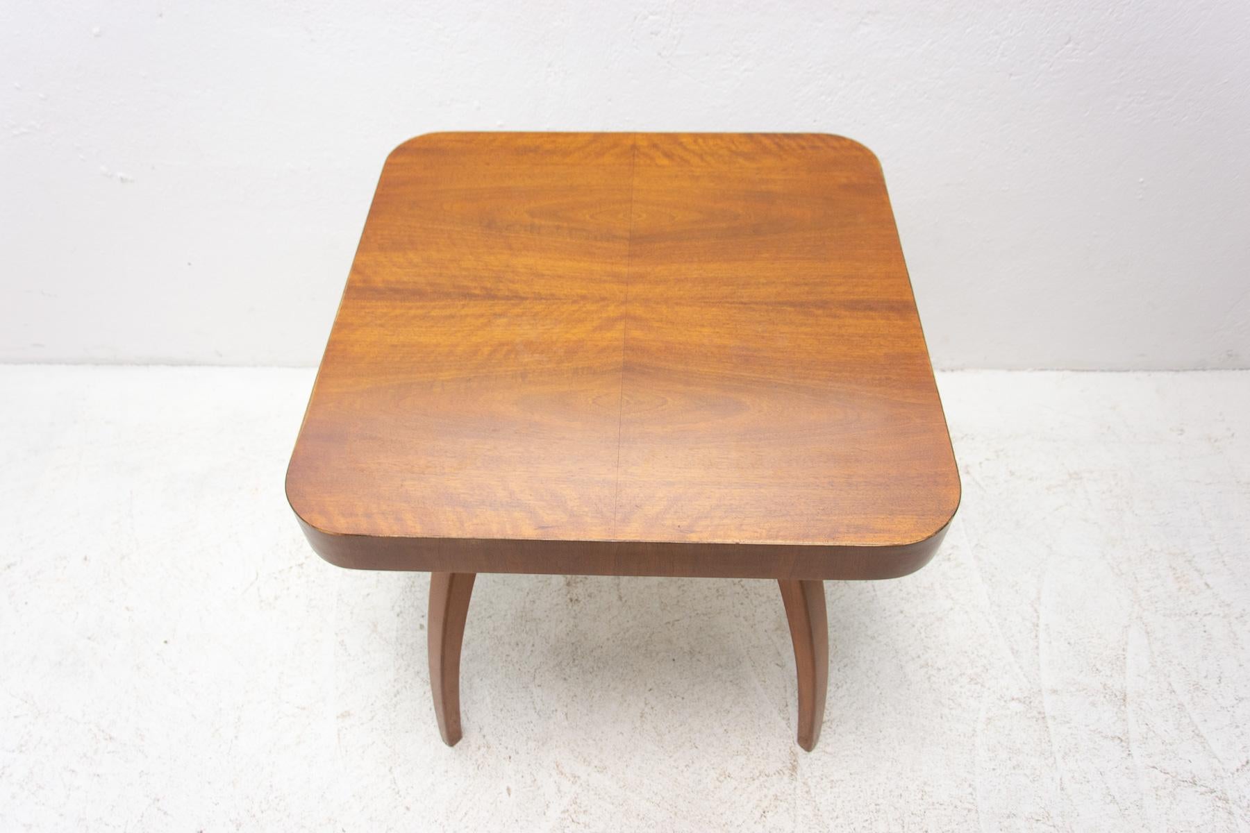 Walnut Spider Table H-259 by Jindrich Halabala, 1950s, Czechoslovakia For Sale 5