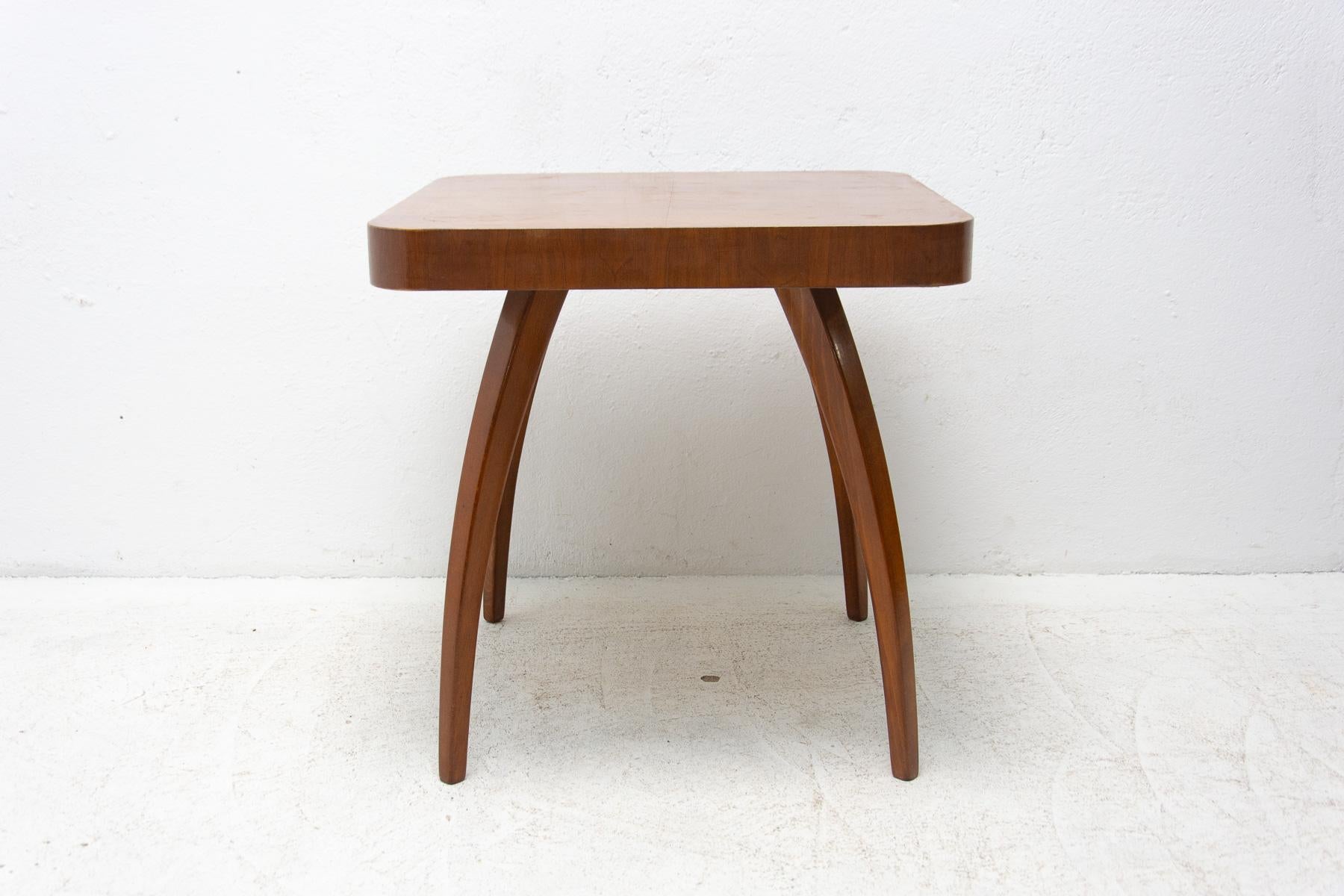 Walnut Spider Table H-259 by Jindrich Halabala, 1950s, Czechoslovakia For Sale 8