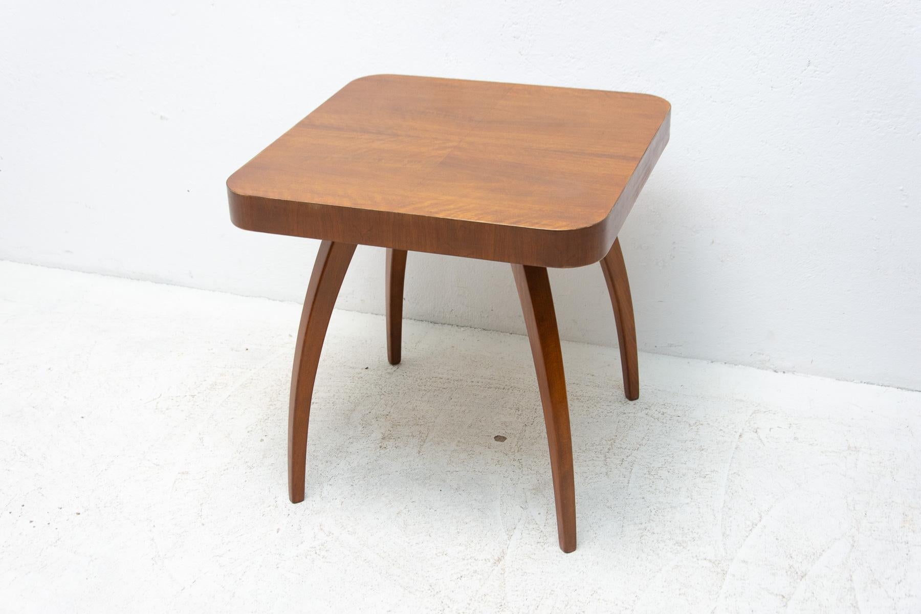 Dieser Tisch aus Nussbaumholz mit der Bezeichnung Spinne wurde in den 1930er Jahren von dem weltberühmten Architekten Jindrich Halabala unter der Katalognummer H-259 entworfen und in den 1950er Jahren hergestellt. Der einzigartige Stil dieses