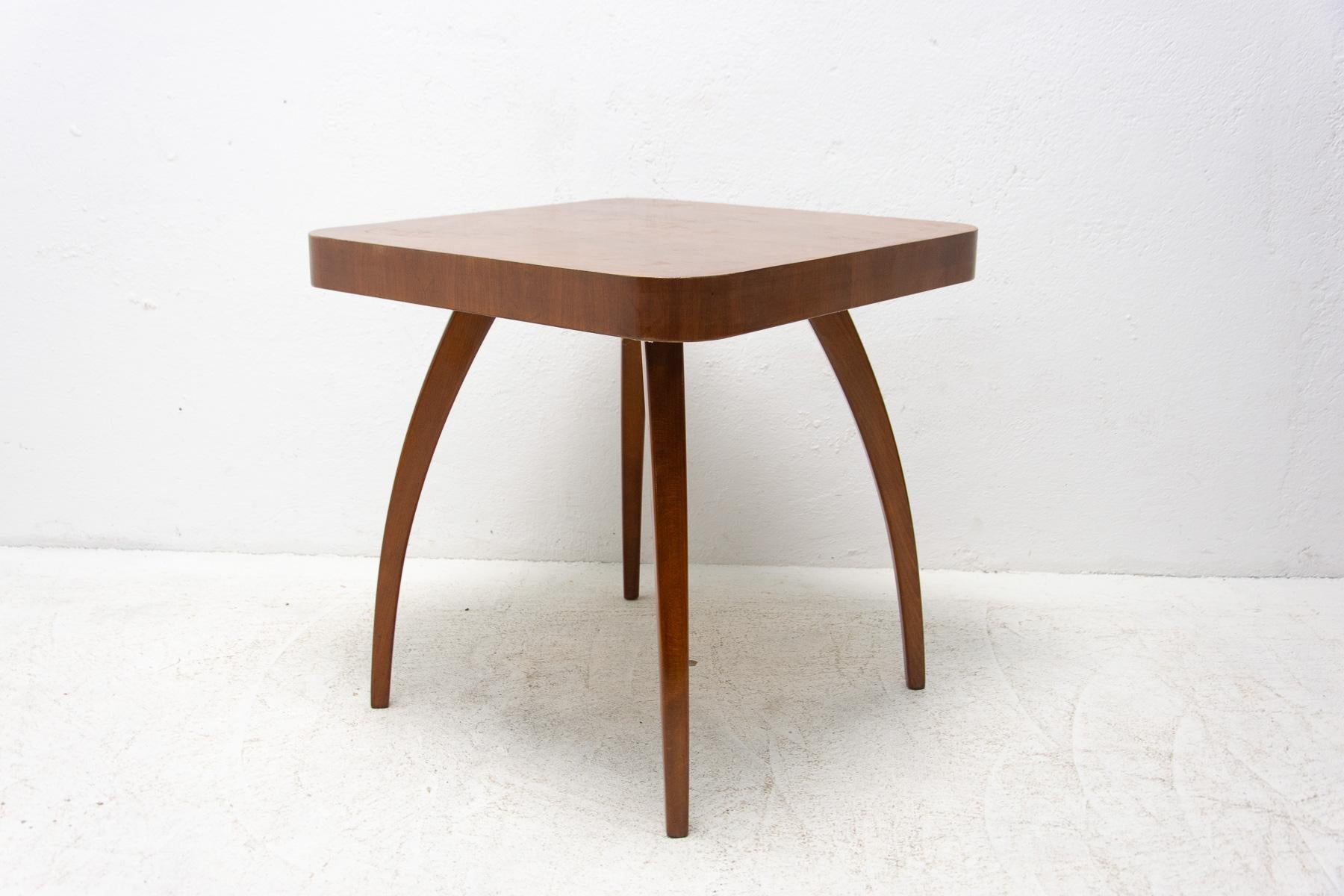 Walnut Spider Table H-259 by Jindrich Halabala, 1950s, Czechoslovakia In Good Condition For Sale In Prague 8, CZ