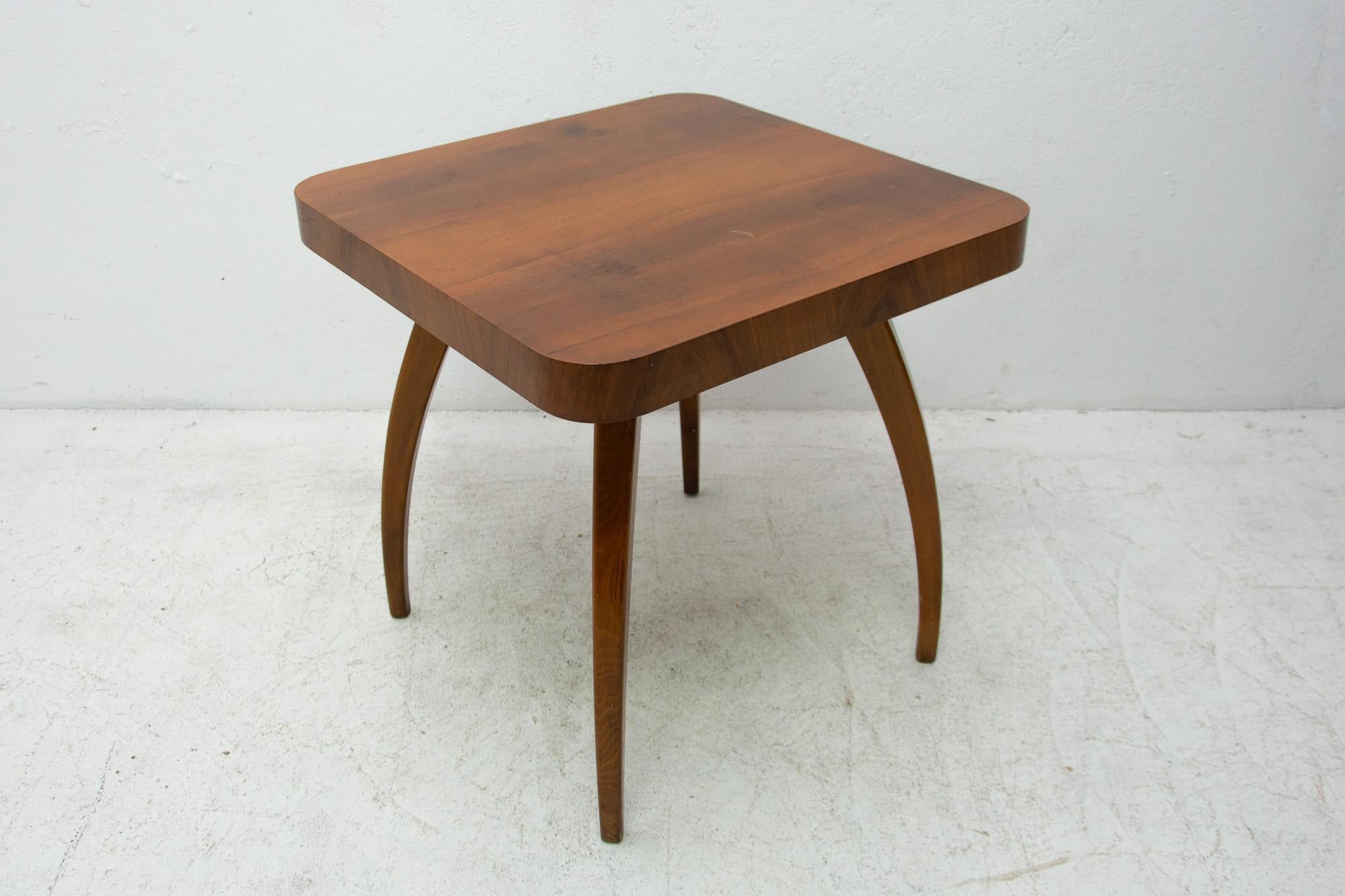 Walnut Spider Table H-259 by Jindrich Halabala, 1950s, Czechoslovakia For Sale 2