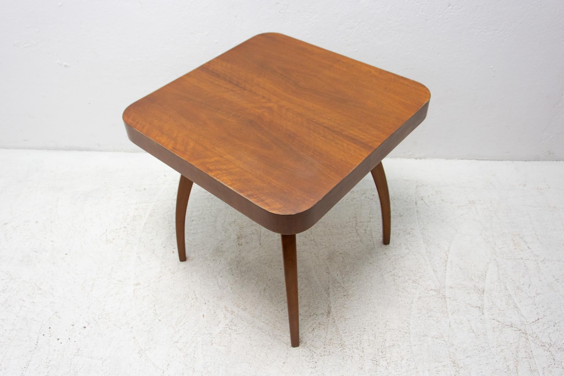 Walnut Spider Table H-259 by Jindrich Halabala, 1950s, Czechoslovakia For Sale 1