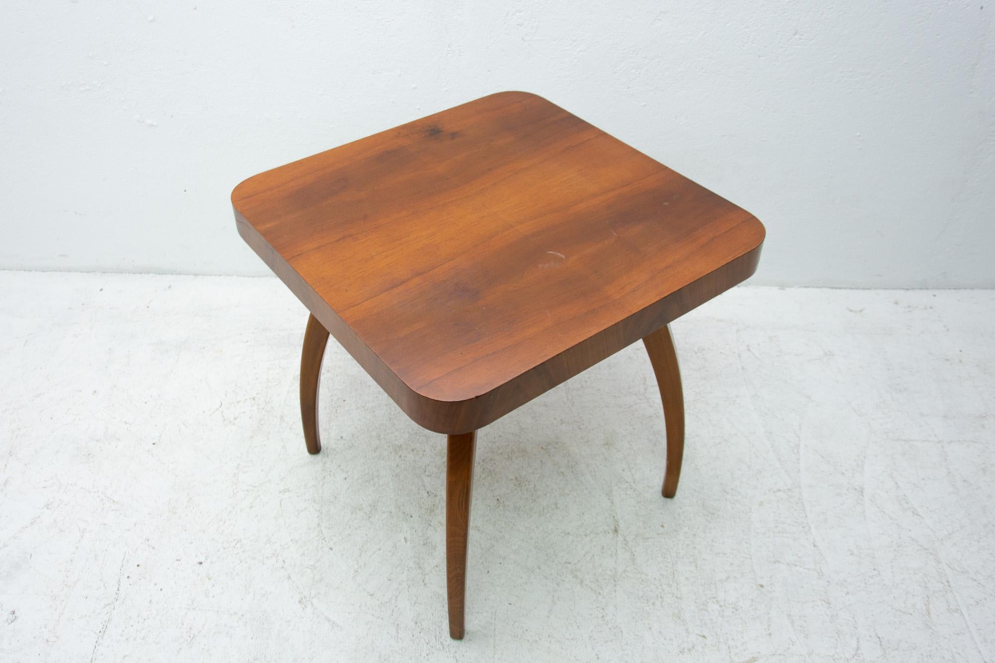 Walnut Spider Table H-259 by Jindrich Halabala, 1950s, Czechoslovakia For Sale 3