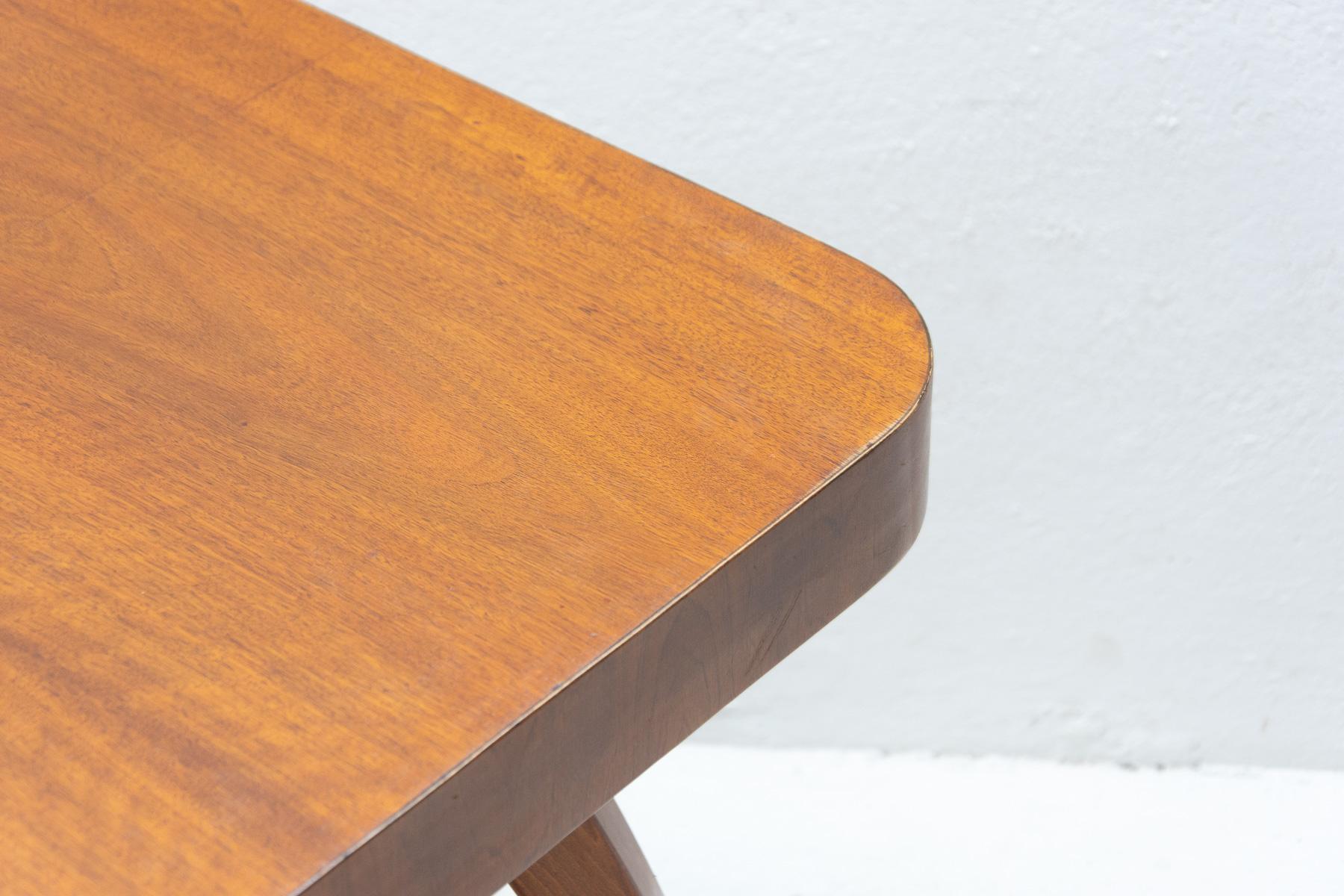 Walnut Spider Table H-259 by Jindrich Halabala, 1950s, Czechoslovakia For Sale 3