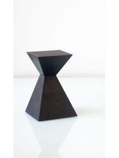 Taburete Squaretown de nogal, mesa auxiliar de Hollis & Morris