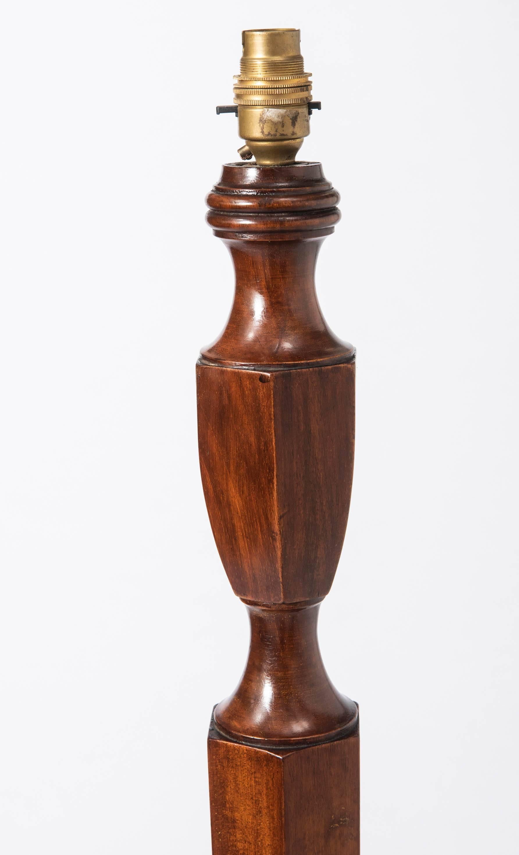 A fine walnut standard lamp by Heals.
With baluster shaped and tapering support.
Leading to an octagonal base on bun feet.
English,
circa 1930.
Measures: 160 cm high x 33 cm wide x 35 cm deep.
 