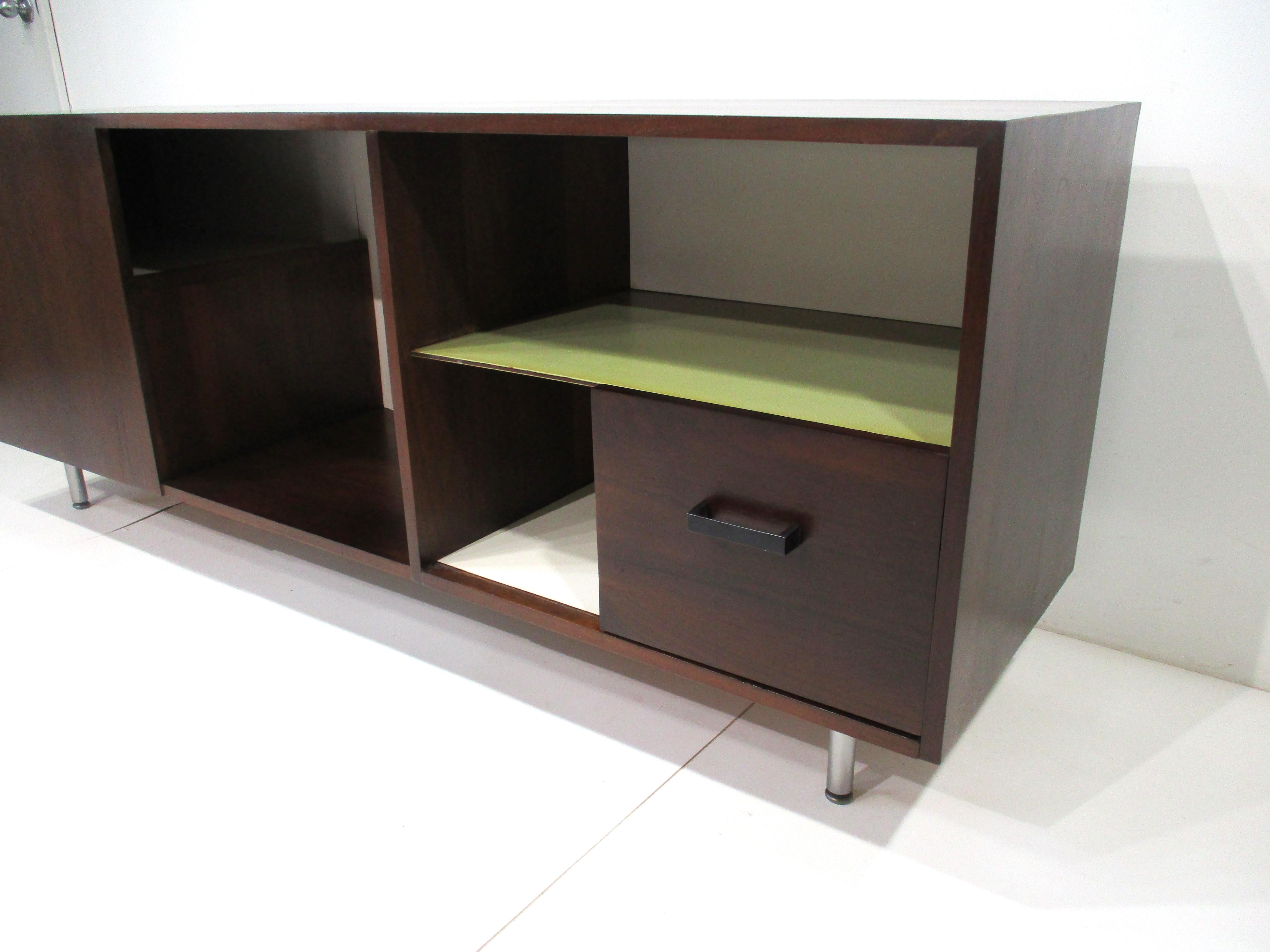 Walnut Stereo Entertainment Credenza / Cabinet in the style of George Nelson In Good Condition In Cincinnati, OH