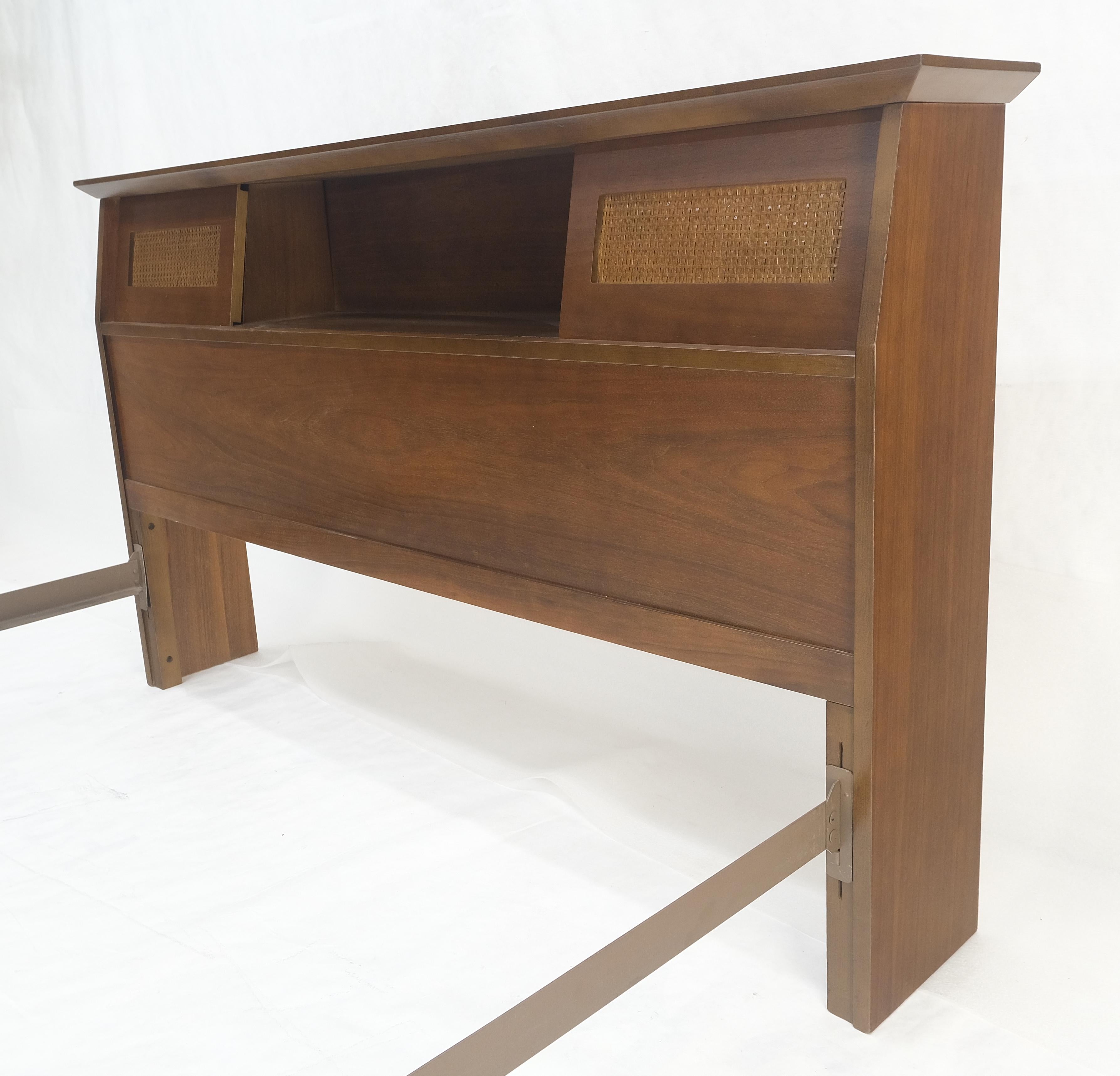 Nussbaum Ablagefach Keil Form Kopfteil Queen Size Bett w / Schienen MINT (Moderne der Mitte des Jahrhunderts) im Angebot