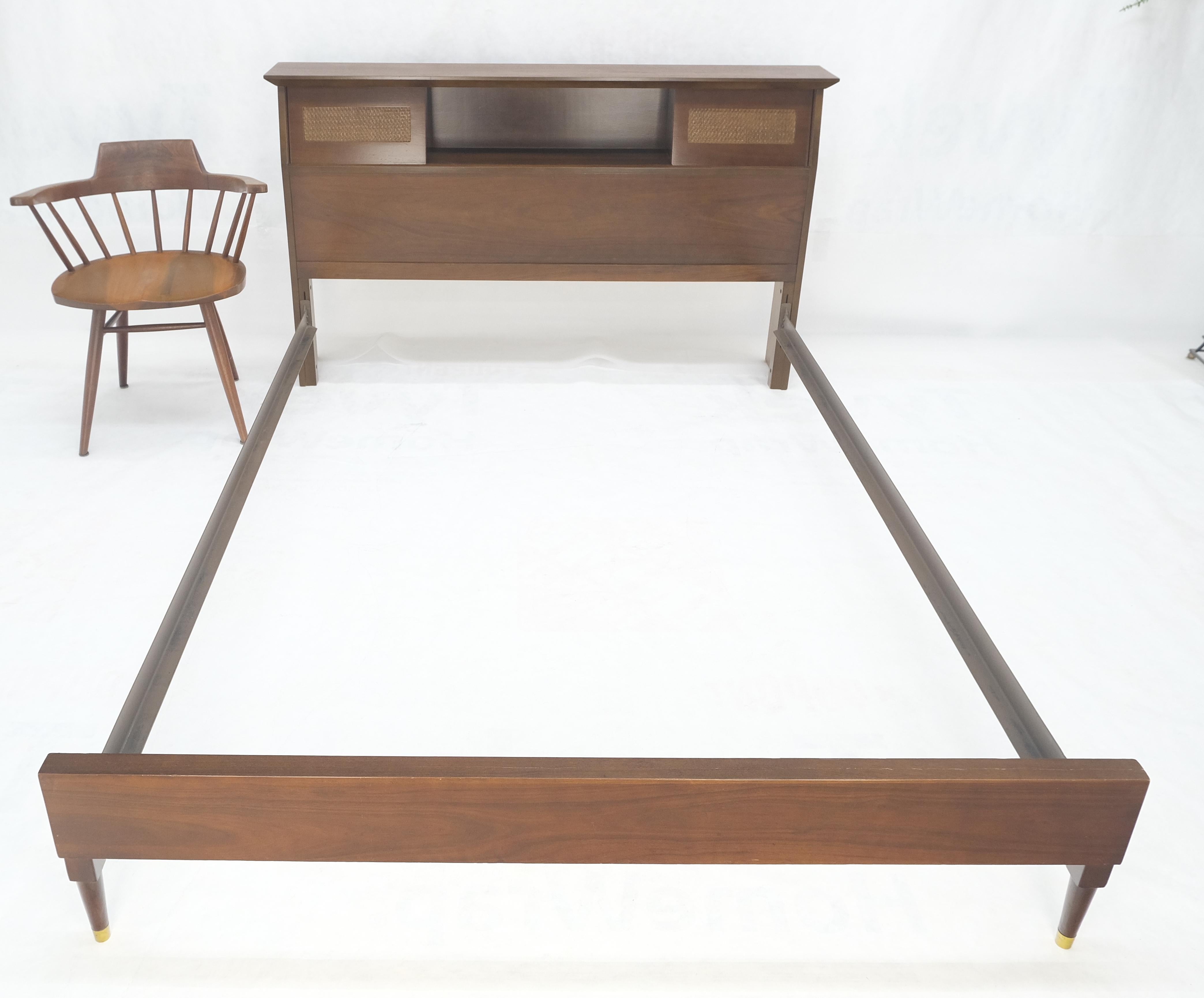Nussbaum Ablagefach Keil Form Kopfteil Queen Size Bett w / Schienen MINT (amerikanisch) im Angebot
