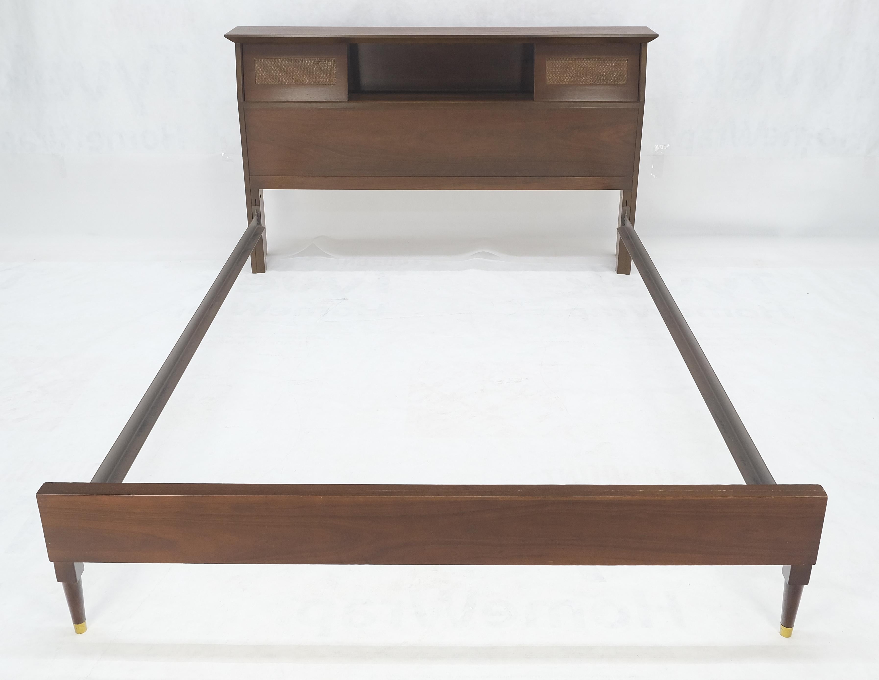 Nussbaum Ablagefach Keil Form Kopfteil Queen Size Bett w / Schienen MINT im Zustand „Gut“ im Angebot in Rockaway, NJ